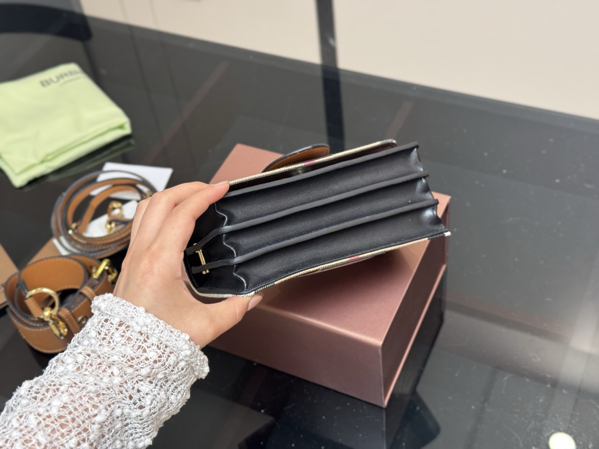 &yen;170 配盒 尺寸：19.5*10*8cm 💜BURBERRY💯 巴宝莉 原单货 搭配双肩带 ⚠️一宽一细 臻选考究的马勒牛皮配原厂帆布精制而成 超级讲究哦！！！