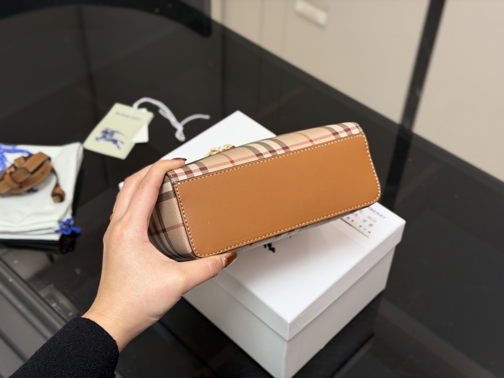 ¥170 配盒 size:19.13 巴宝莉 LP小盒子包 性价比超高的一只格纹小盒子 真的好可爱呀 可甜可盐太可爱啦! 可以手拿可以肩背长度刚刚好