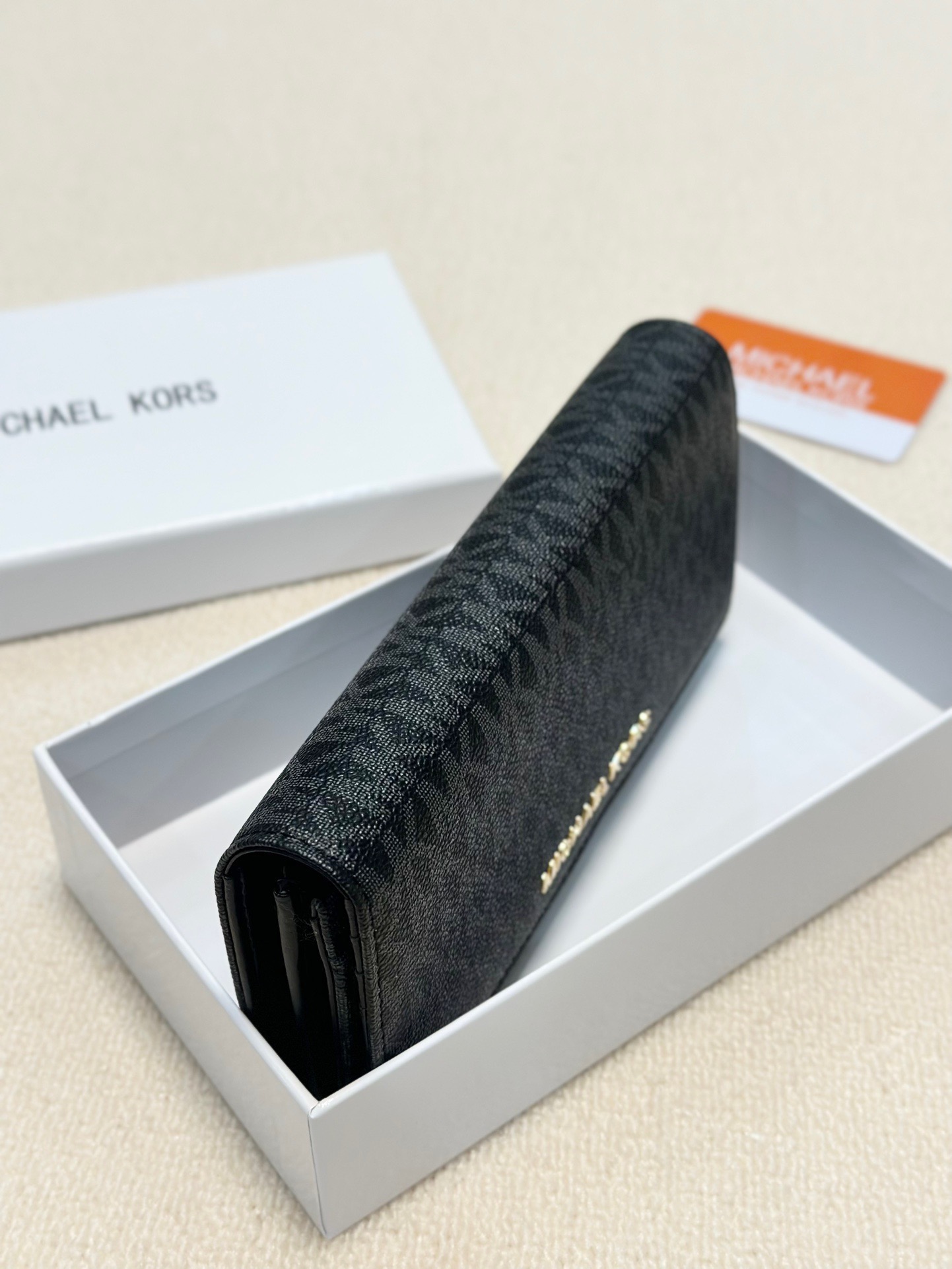 P95🎀🎀颜色 黑 咖🎀尺寸 19x10🎀MK✨优质牛皮🐂手感一流👏时尚设计💋潮版百搭,简约大方,经典永不过时💍长款钱包