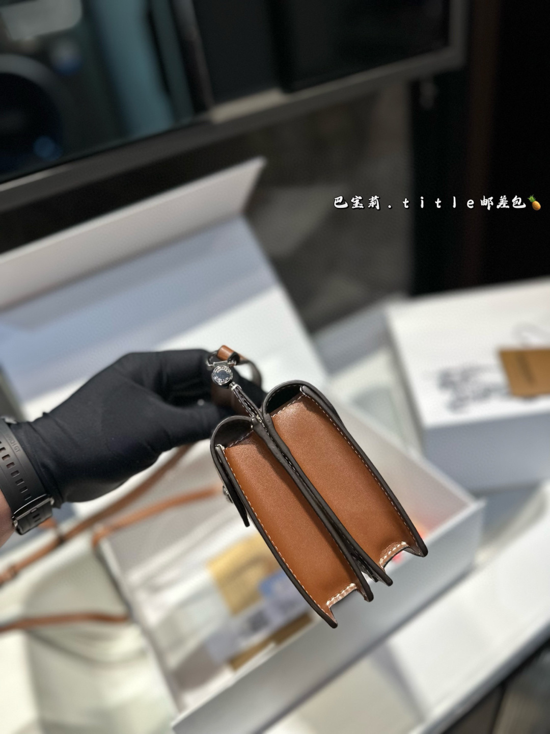 ❤️p145（礼盒包装）❤️ Burberry 巴宝莉 Title单肩斜挎mini邮差包巴宝莉最爆的邮差包 没有之一意大利产 店铺在售款 不好买最经典的配色尺寸约为：19*15