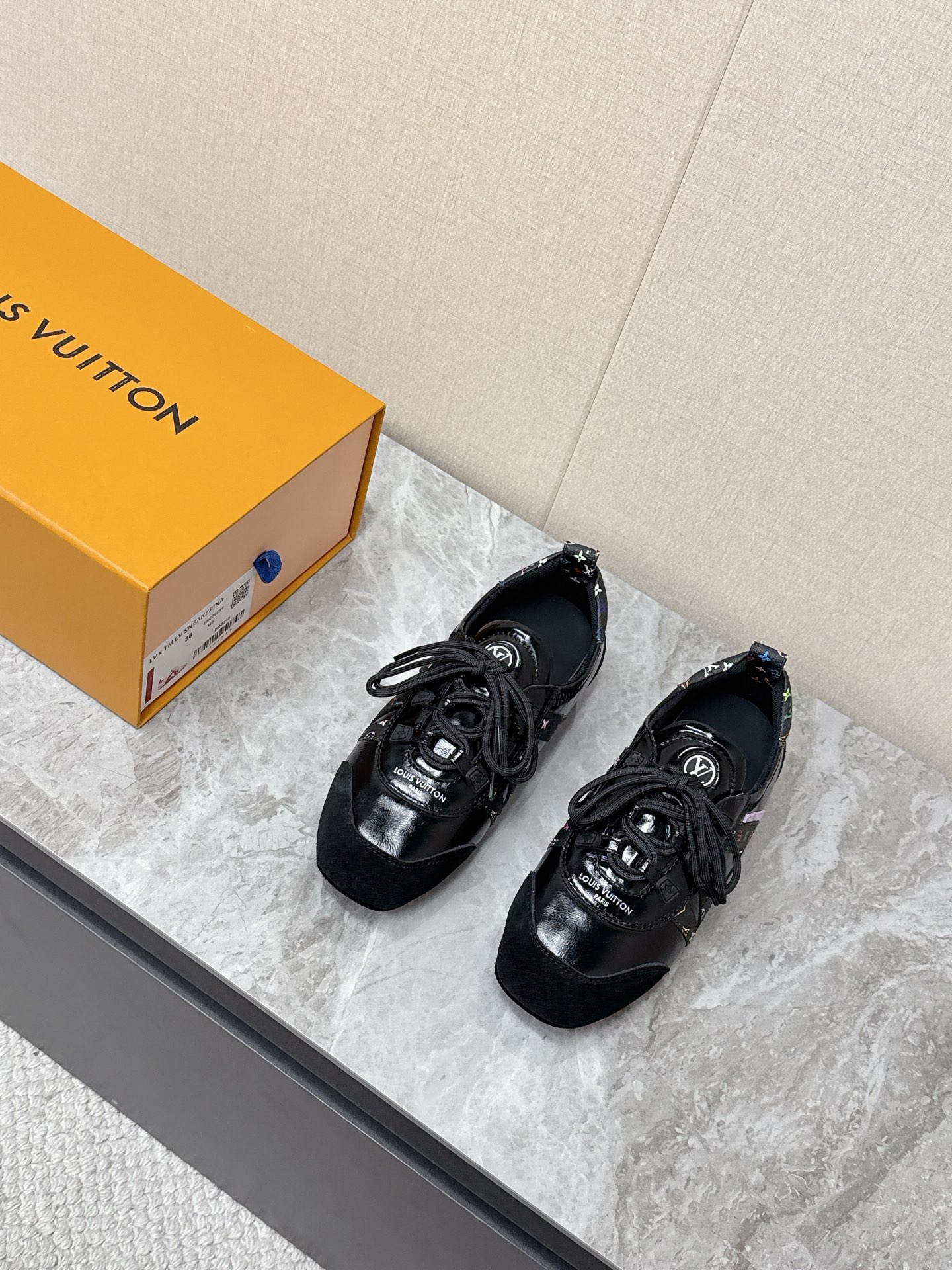 💰300 Louis Vuitton路易威登驴牌春夏Sneakerina系列 芭蕾运动鞋 德训鞋 平底鞋 原版三对购入开发完美复刻Sneakerina 芭蕾风运动鞋以丝滑绒面牛皮革塑造流畅线条 兼具芭蕾舞鞋的轻盈构型和运动鞋的舒适质感。侧面 LV 标识和Monogram 帆布后袢带丰富细节,Sacchetto 工艺和 TPU 外底升级轻柔穿着体验 底厚:1.5CM 面料: 原版定制进口头层牛皮 内里:原版定制透气网里鞋底:原版开模注塑TPU材质Size: 35-42(41 42定制)