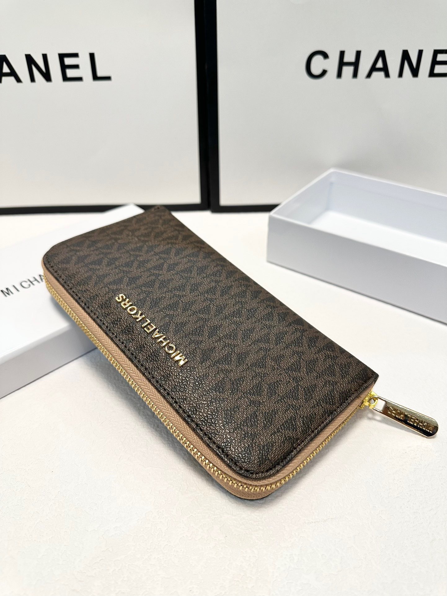 P95🎀🎀颜色 咖🎀尺寸 19x10🎀实拍MK✨优质牛皮🐂手感一流👏时尚设计💋潮版百搭,简约大方,经典永不过时💍单拉链钱包