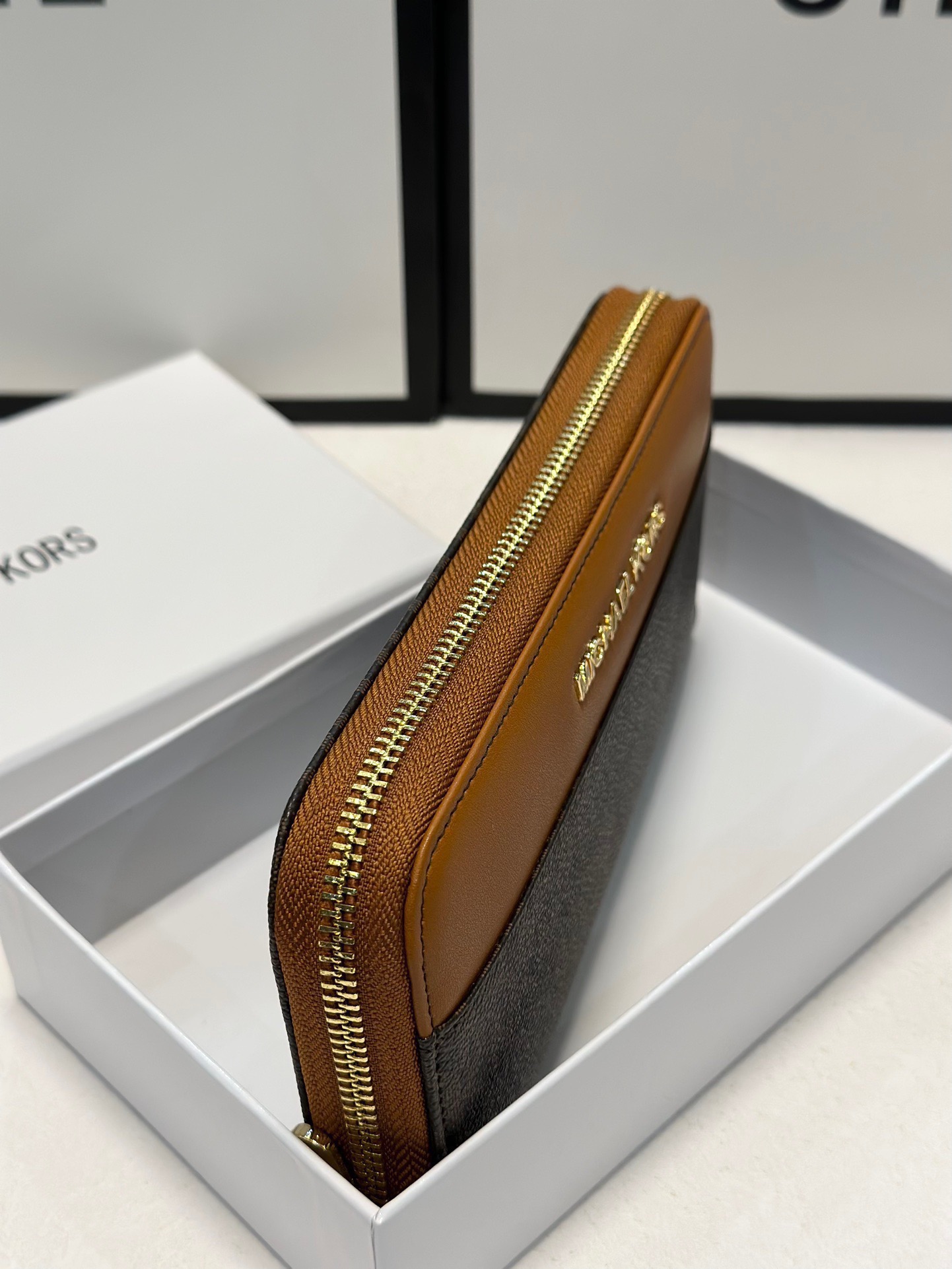 P95🎀🎀颜色 咖🎀尺寸 19x10🎀实拍MK✨优质牛皮🐂手感一流👏时尚设计💋潮版百搭,简约大方,经典永不过时💍单拉链钱包