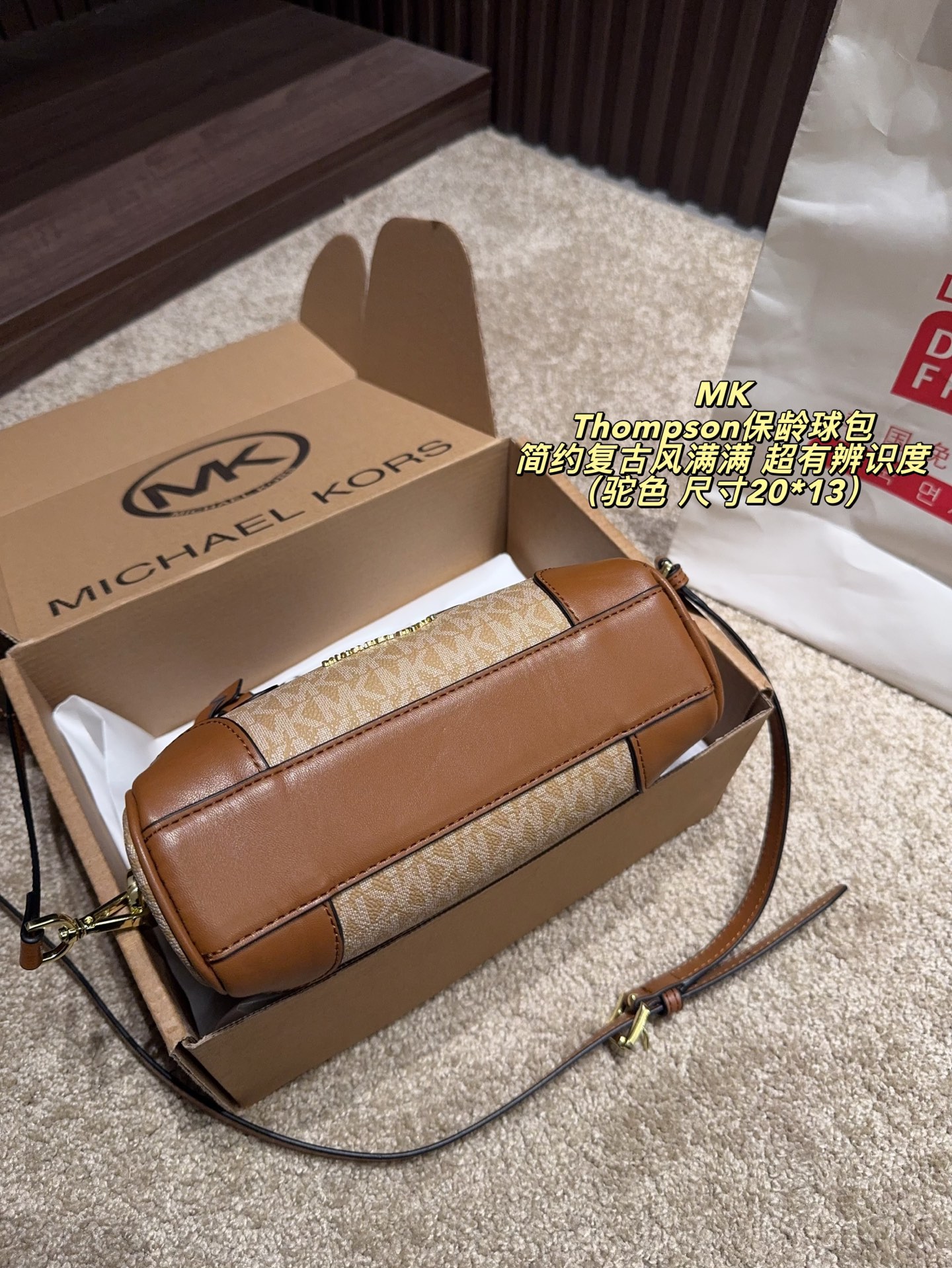 P160配飞机盒⚠️尺寸20*13 MK Thompson保龄球包 经典老花帆布＋棕色皮革拼接，简约复古风满满！日常通勤、出街都超实用，手机、钱包、钥匙轻松装下。肩带可调节，手提、斜挎随心切换，百搭又灵活。正面MK金属吊牌超有辨识度，时尚感拉满，是MK家超火的热门款