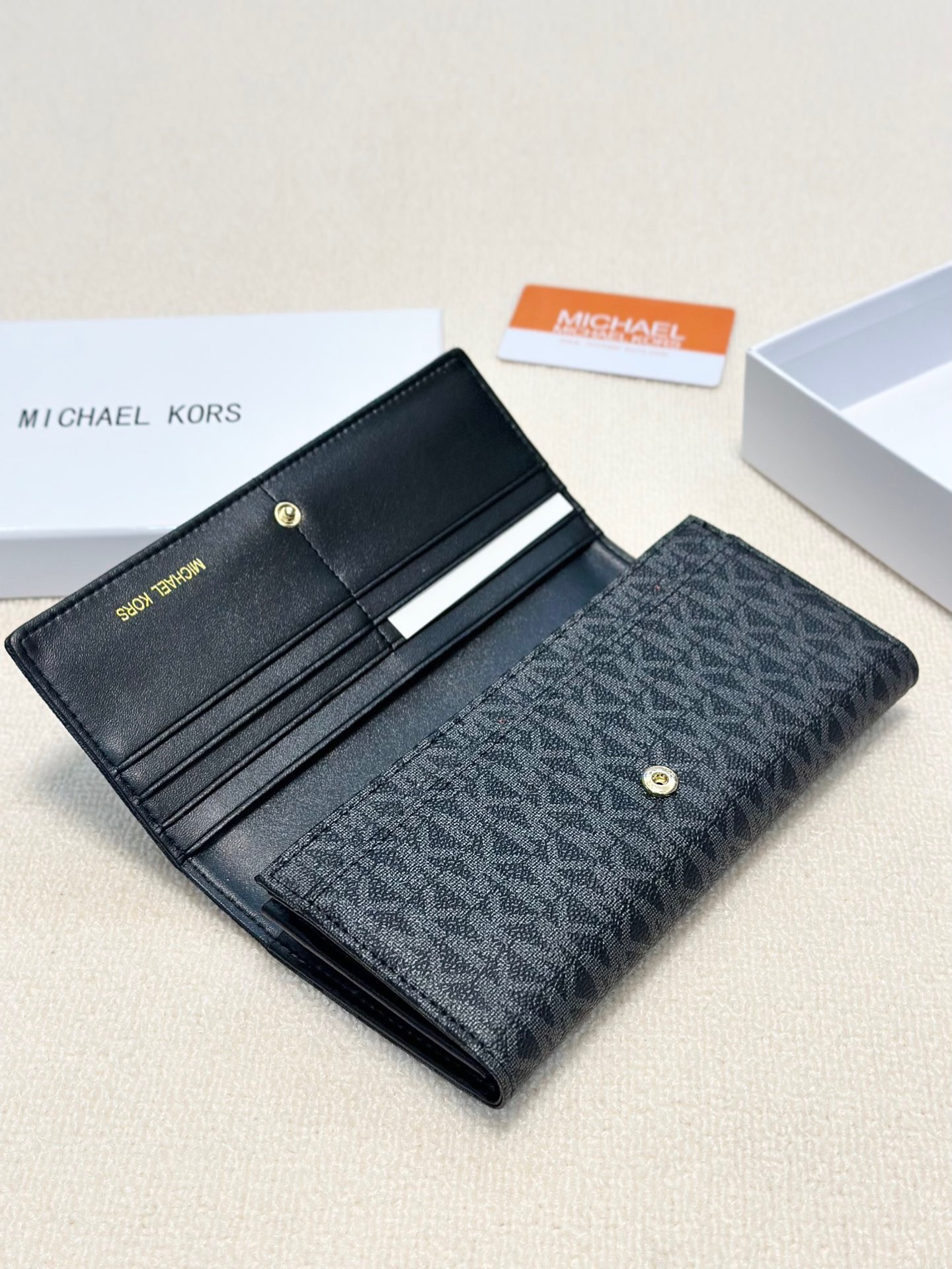 P95🎀🎀颜色 黑 咖🎀尺寸 19x10🎀MK✨优质牛皮🐂手感一流👏时尚设计💋潮版百搭,简约大方,经典永不过时💍长款钱包