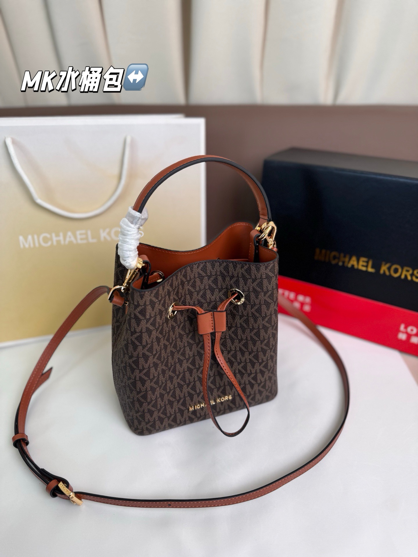 P135 配折叠盒子 mk水桶 时尚炸街 商务稳重 通通拿捏。一年四季都能打Mercer系列一直注重通勤实用！尺寸 17*19