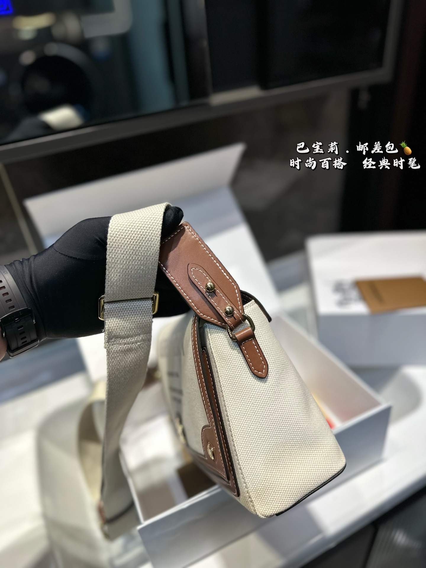 ❤️p155(礼盒包装)❤️ 巴宝莉BURBERRY 邮差包巴宝莉专柜最新款单肩斜挎包,实用耐久的面料 采特殊材质搭配牛皮🐂四季必备 单肩斜挎背两用款 尺寸 25.18