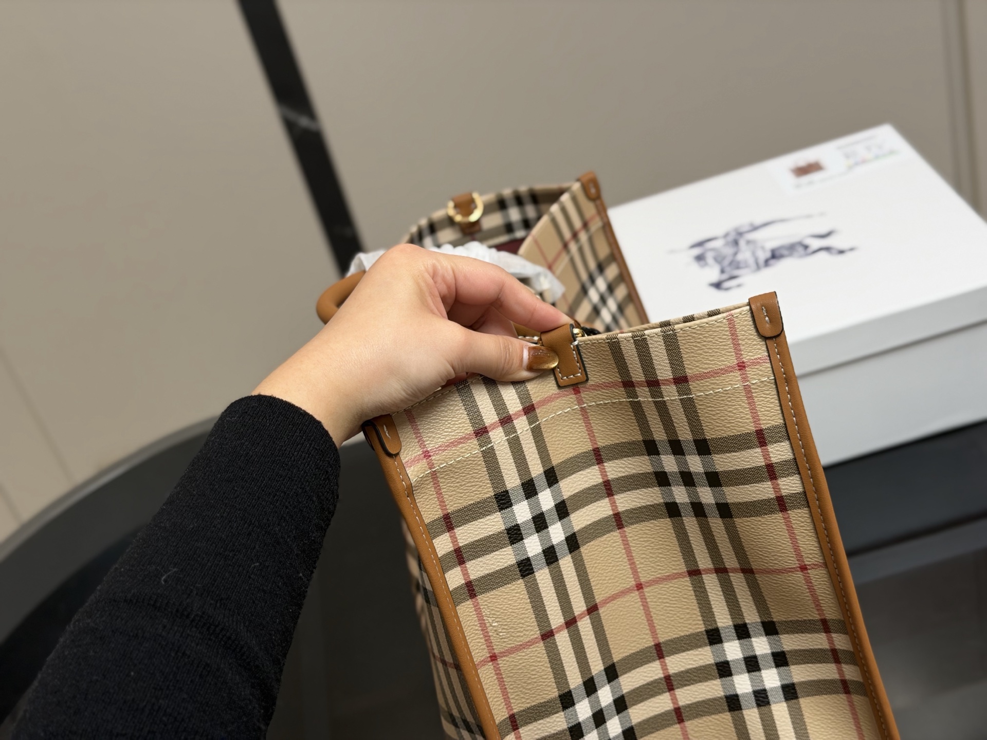 &yen;210 &yen;180 size： 38.28cm 23.20cm 巴宝莉Freya 帆布tote（托特） 方方正正的外形自带一股复古学院气息！ 真的好爱粉色 夏天小托特的不二选择!