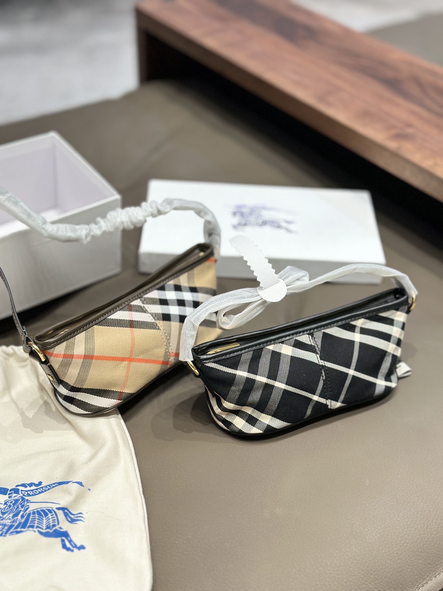 p130 Burberry女士mini腋下包新款格纹提花 Burberry女士mini腋下包新款格纹提花，代购5800,Hobo包是一款热门]的时尚单品，设计较为简约，线条流畅，呈现出一种随性、休闲的风格，可以容纳日常所需的物品，如手机、钱包、口红等。格纹的颜色和图案较为经典，容易与各种服装搭配，无论是休闲装还是正式装都能搭配出不错的效果20cm