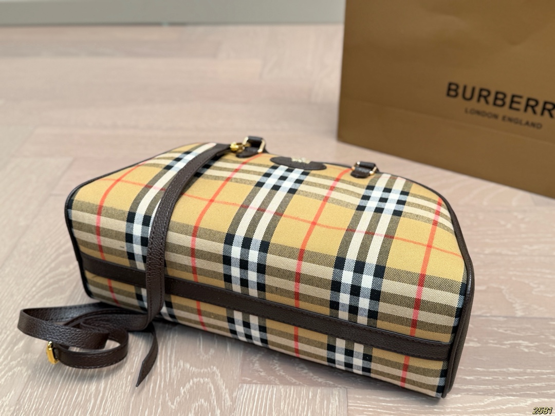 &yen;150 巴宝莉Burberry 保龄球包手提包 时髦典雅直接封神 值得入手 尺寸33 17