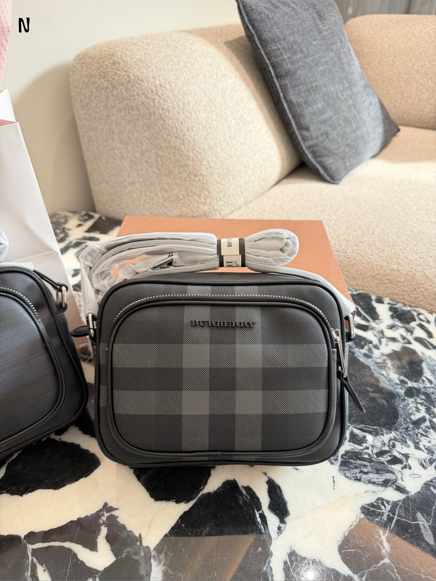 Burberry格纹相机包p190 品Burberry格纹相机包,经典深桦木棕+黑色皮革,英伦风满满!尺寸约20×17肩带可调节,单肩斜挎都OK,日常通勤或休闲出街都很适合t+。内部空间合理,手机钱包轻松收纳,实用又时髦。格纹设计辨识度超高,低调又有质感,是男士穿搭加分项,四季都能用,送礼也很有品味节。