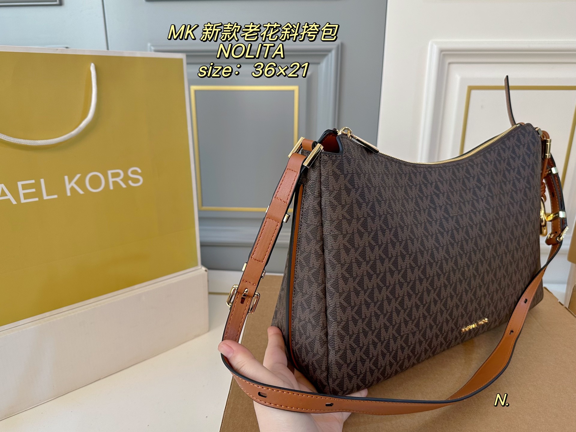 P170（配盒） size:36&times;21 MK老花新款NOLITA斜挎包🔥 简约大方，超多颜色🉑️选 肩带可调节，解锁多种背法 高级有质感，轻便实用！ 时尚与休闲无缝衔接‼️