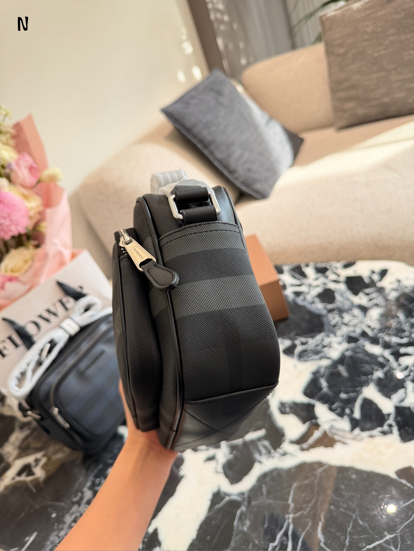 Burberry格纹相机包p190 品Burberry格纹相机包,经典深桦木棕+黑色皮革,英伦风满满!尺寸约20×17肩带可调节,单肩斜挎都OK,日常通勤或休闲出街都很适合t+。内部空间合理,手机钱包轻松收纳,实用又时髦。格纹设计辨识度超高,低调又有质感,是男士穿搭加分项,四季都能用,送礼也很有品味节。