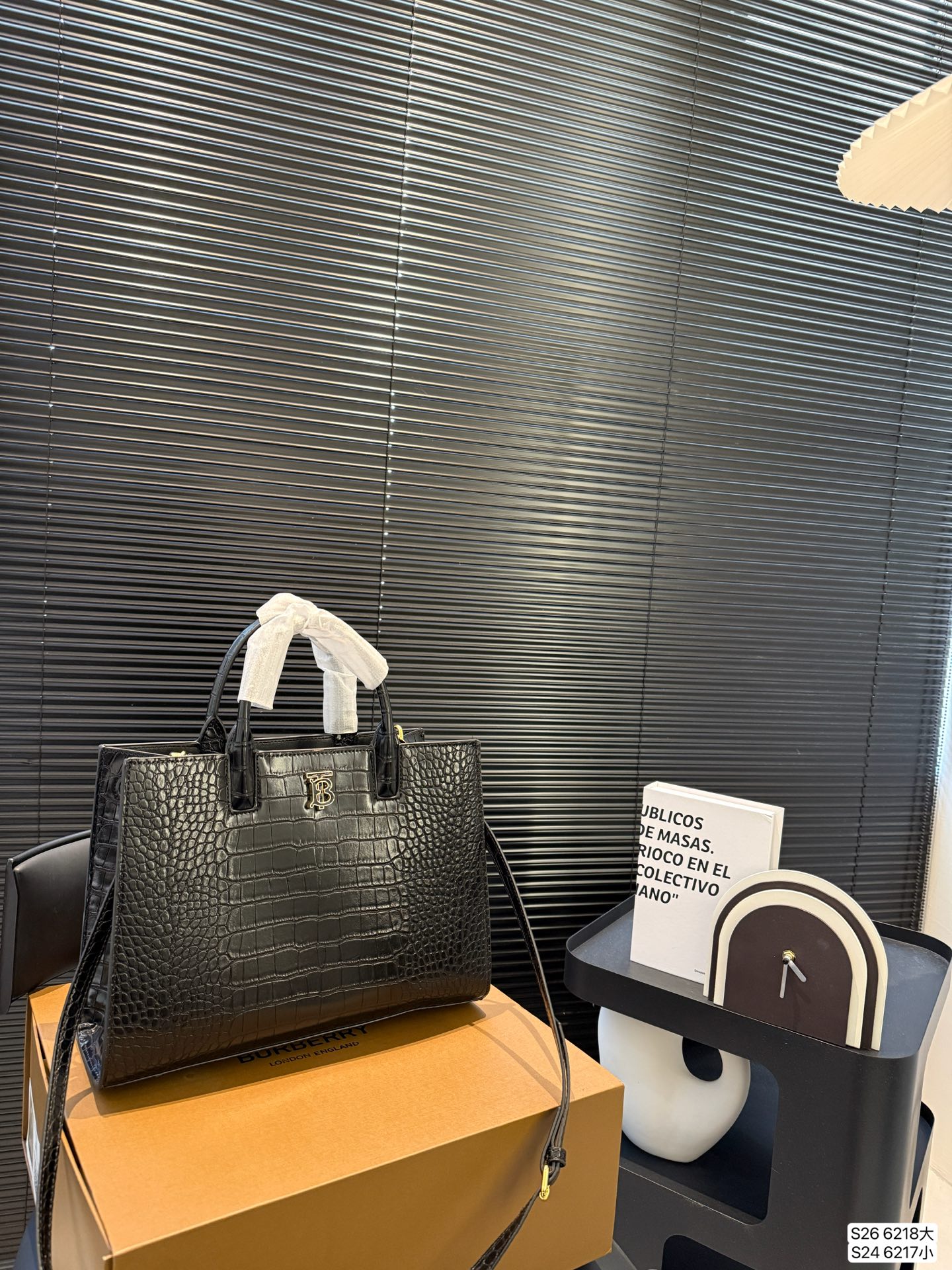 大号P180 小号P170 配折叠盒子巴宝莉Burberry |托特包 新款托特包包啊! 侧面吸口模式 手提的同时 蒂一根长肩带可以斜挎和单肩! 快来买呀 尺寸:大号33 24 小号27 21 货号大6218 小6217