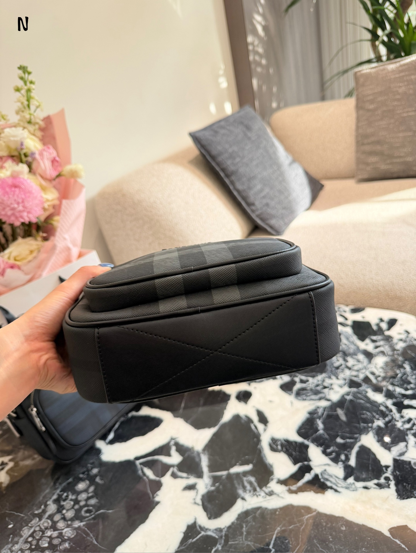 Burberry格纹相机包p190 品Burberry格纹相机包,经典深桦木棕+黑色皮革,英伦风满满!尺寸约20×17肩带可调节,单肩斜挎都OK,日常通勤或休闲出街都很适合t+。内部空间合理,手机钱包轻松收纳,实用又时髦。格纹设计辨识度超高,低调又有质感,是男士穿搭加分项,四季都能用,送礼也很有品味节。