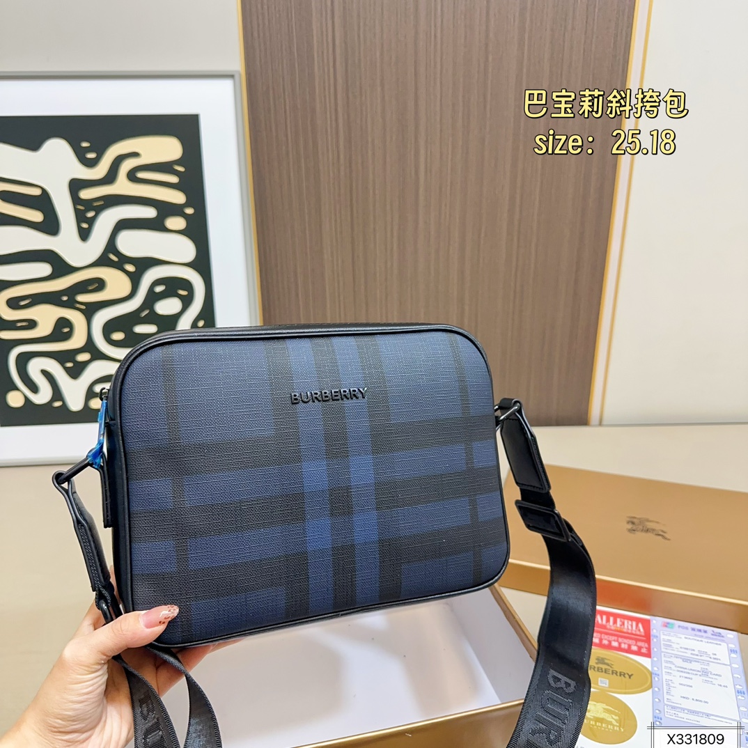 💰125 配盒 尺寸25.18 巴宝莉新款邮差包/斜跨包😄爆款🆕单品,皮质柔软 手感超赞 高端五金拉链头 做工细节精致 休闲低调实用,高品质 !