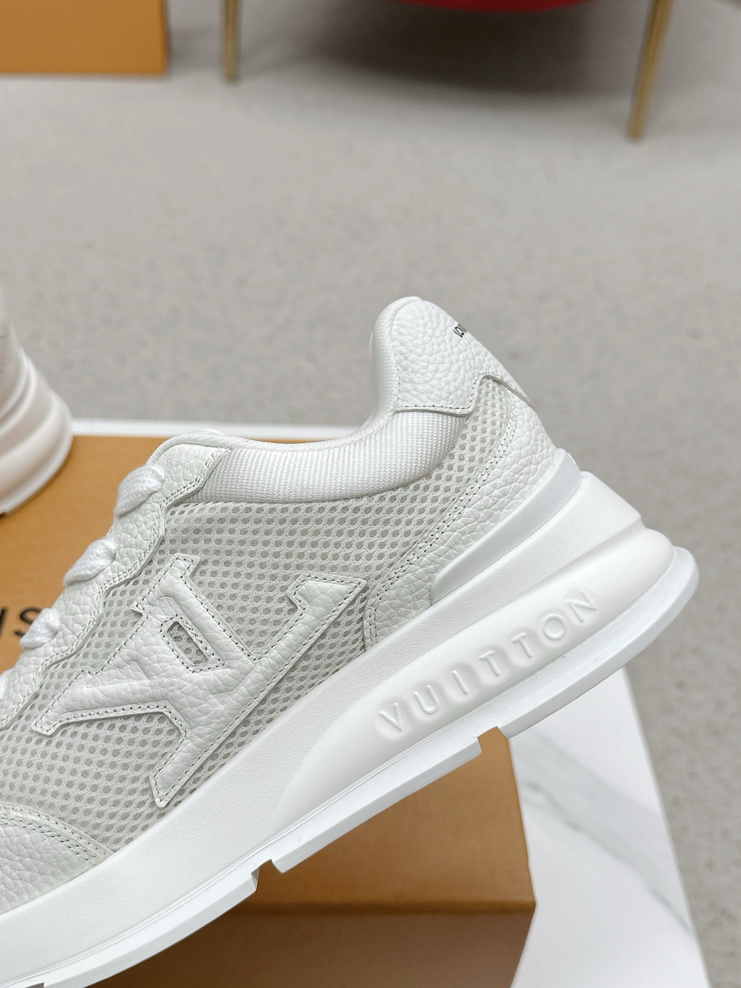 💰320 LV路易威登春夏最新款运动鞋 2025春夏新款 顶级版本‼️原版一致专柜主打最新款休闲鞋 硬货上新✨代购级别!高级感十足!国内外博主刷爆的一款,复古又时髦 增高神器 上脚美炸了!穿上满满的幸福感!官网主推款 ▪️鞋面:荔枝纹小牛皮(纹路细腻不是很粗那种)面料▪️内里:意大利进口透气纱网 ▪️大底:原版开模TPU大底▪️Size男39-44(男款45定制)