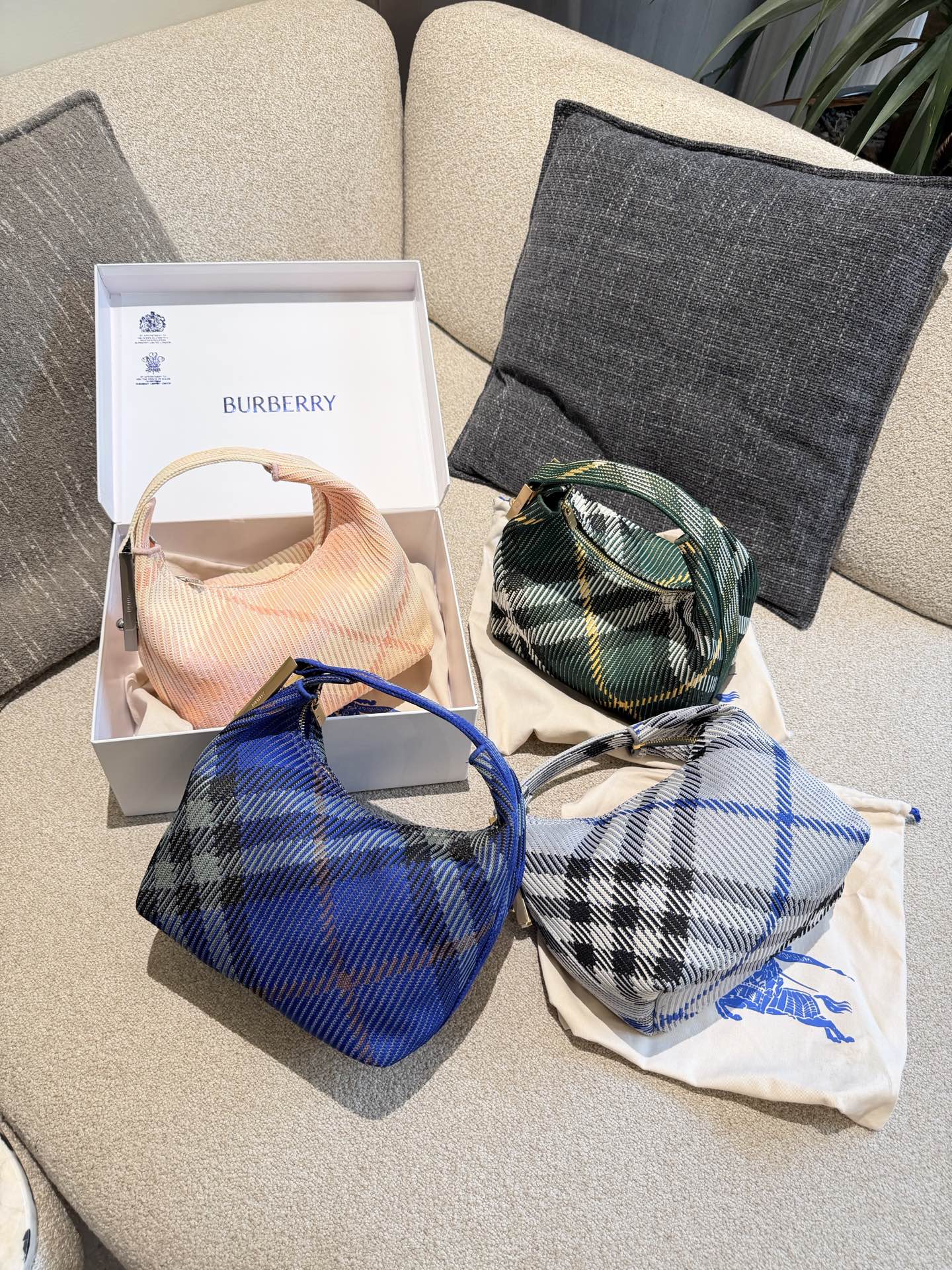 p215 Burberry粉色Peg腋下包 Burberry粉色Peg腋下包，采用柔软编织材质,触感温暖轻盈，春夏穿搭超适合!包身简约，经典格纹+蜜桃粉，清新优雅又百搭+。23x10.5x21.5cm约23x10.5x21.5cm，容量适中，通勤休闲都能hold住。双提手设计，手提肩背都OK，实用又时髦。Peg系列是Burberry经典款，时尚圈超受欢迎，春夏裙装或休闲装都能轻松搭配，日常出街必备!