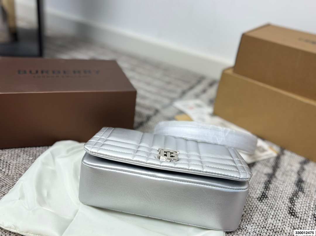 p165 配礼盒 burberry Lola新品链条包 软软的皮质加上珩缝工艺写满了高级! 和我的基础款怎么搭都好看! 尺寸22.15