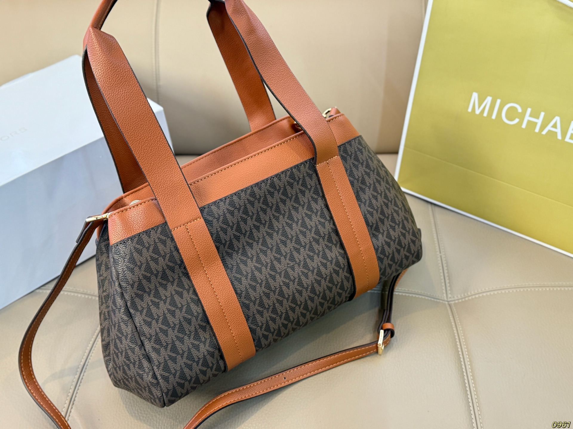 &yen;165折叠盒 MK手提包托特包 简直无法拒绝 超显气质 高级感十足 集美必入款 尺寸32 18