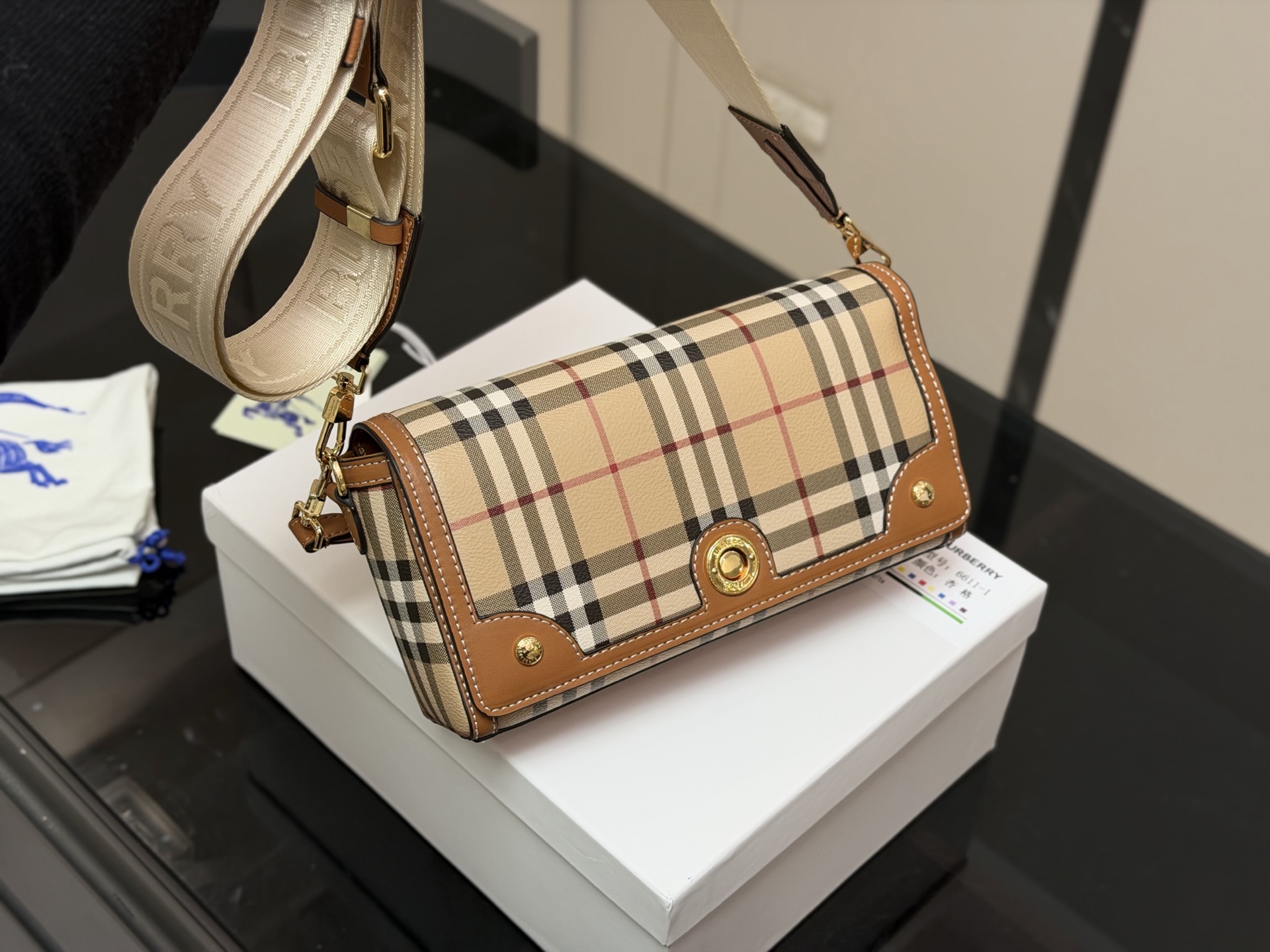 ¥170 配盒 size:24*13cm 巴宝莉帆布邮差包! 自带vintage气质。 橄榄绿看起来更有质感,更特别。