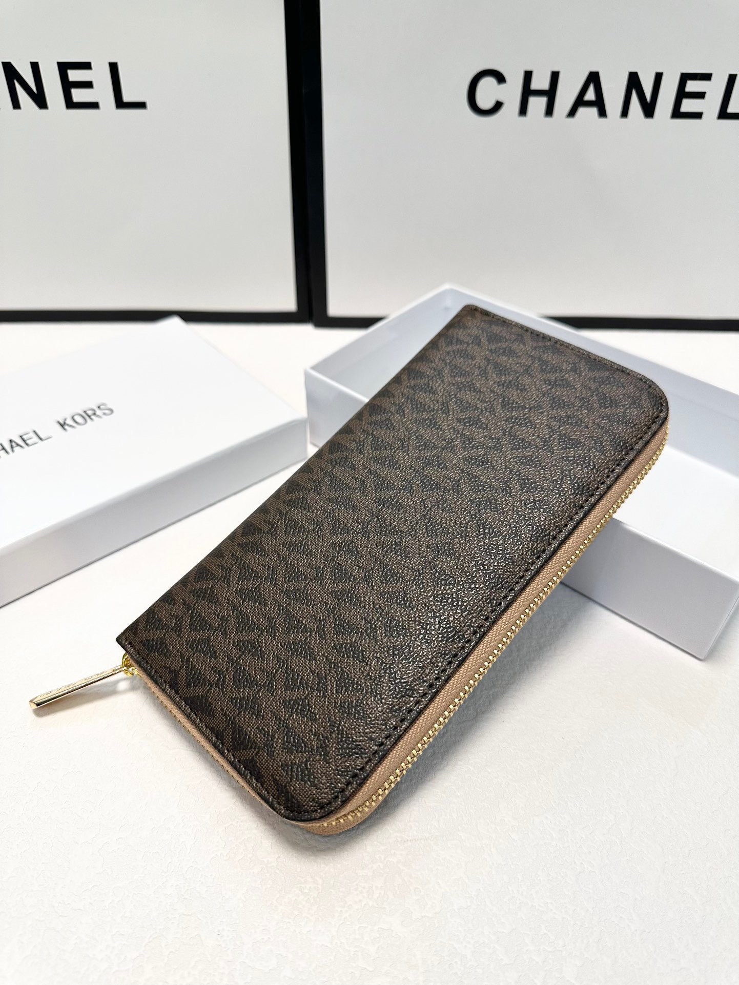 P95🎀🎀颜色 咖🎀尺寸 19x10🎀实拍MK✨优质牛皮🐂手感一流👏时尚设计💋潮版百搭,简约大方,经典永不过时💍单拉链钱包