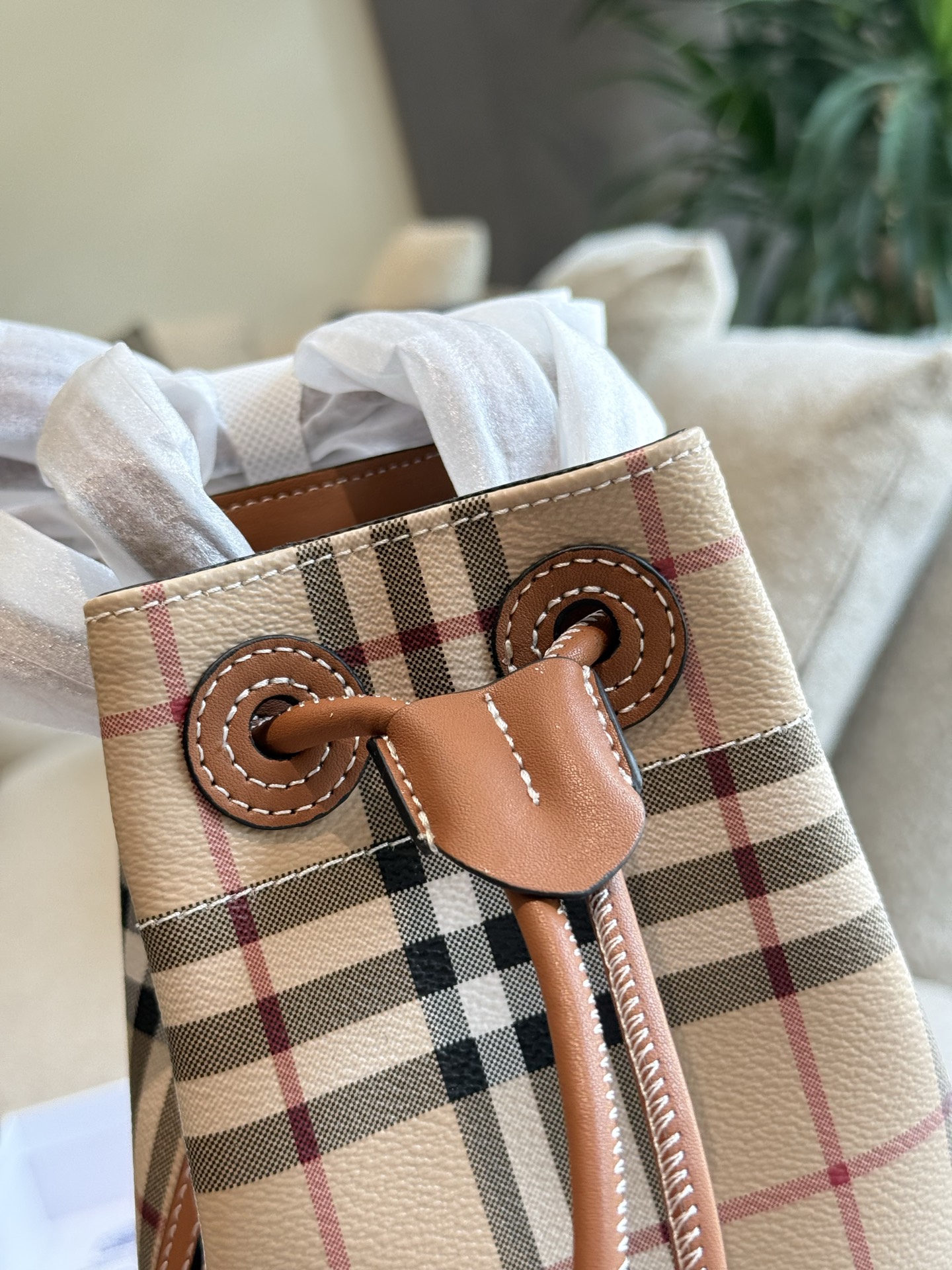 p165 年底到了。2快来-只BURBERR发财桶到发财$水桶包,选用涂层棉质混纺面料打造。于意大利工坊精制而成。 秋冬必备百搭斜挎包. 满满的高级感,时尚女士必备。 商品规格:16.5 x11x 18.5cm,肩背带最短垂直佩戴长度:48cm,肩背带最长垂直佩戴长度:54cm