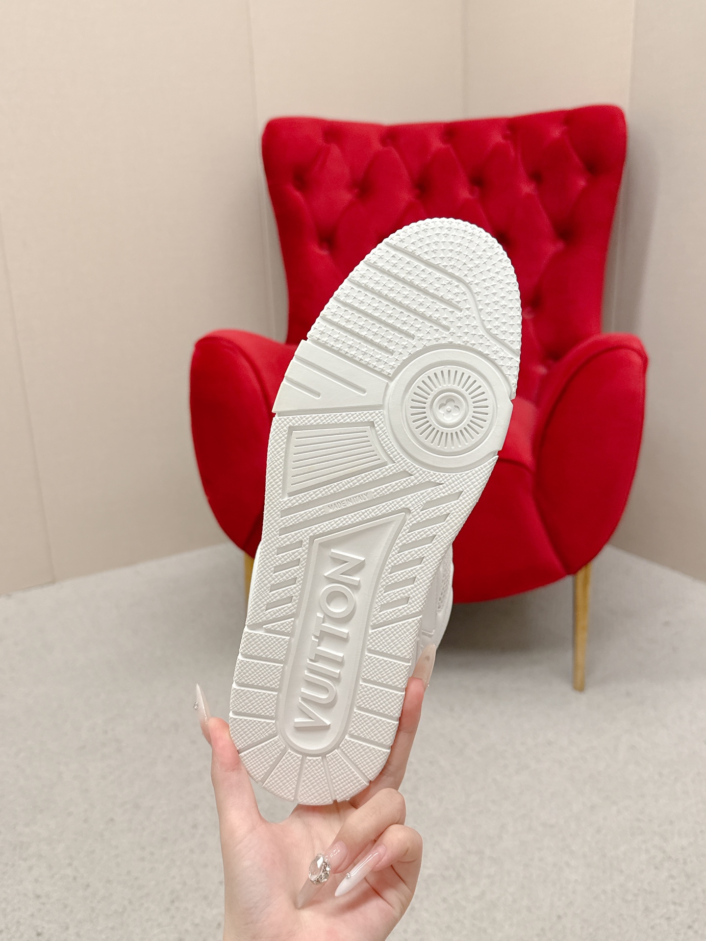 🅿️ 💰 360 Louis Vuiton&middot;路易威登🍀 🍀 LV Skate系列面包鞋-滑板鞋-篮球鞋-休闲运动鞋 顶级版本🔝原版购入开发做货👍🏻[烟花]LV Skate从2020年开始延续The View专业滑板鞋款，这种风格延续了90年代肥大的版型。设计师们添加了俏皮的元素，例如开放式网面鞋舌和向Axion、es和DC致敬的夸张鞋带。这款LVSK8运动鞋不同于典型的滑板鞋，它采用牛巴革制成，带有TPU饰边和Monogram纹理。最后，还有鞋跟和鞋舌上的logo以及侧面花卉图案。 ☑️ 面料:原版定制头层牛皮+透气网面 ☑️ 内里:原版进口透气网里 ☑️ 码数:女35-40 男39-44（女41男45.46订制 不退换）