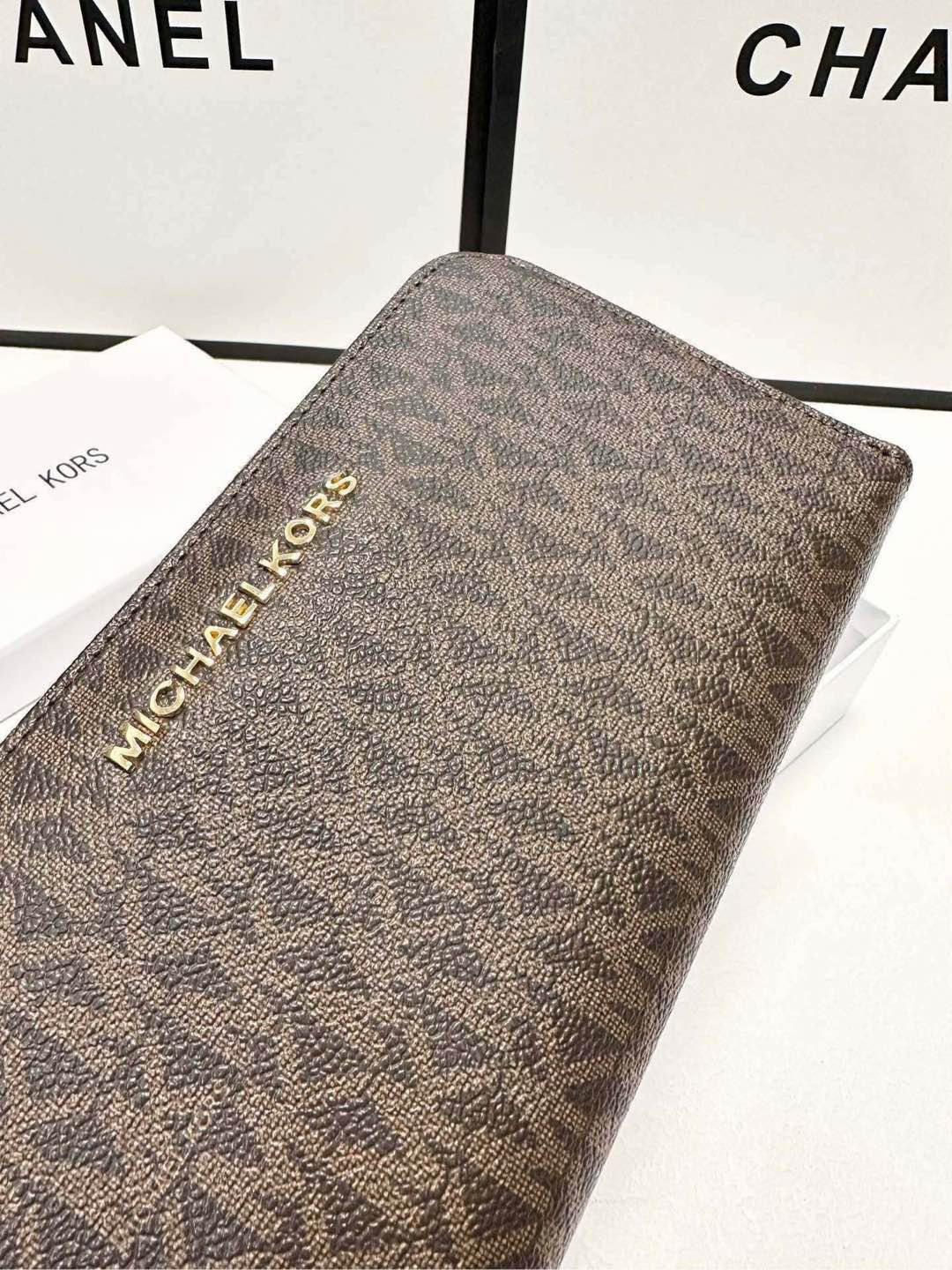 P95🎀🎀颜色 咖🎀尺寸 19x10🎀实拍MK✨优质牛皮🐂手感一流👏时尚设计💋潮版百搭,简约大方,经典永不过时💍单拉链钱包