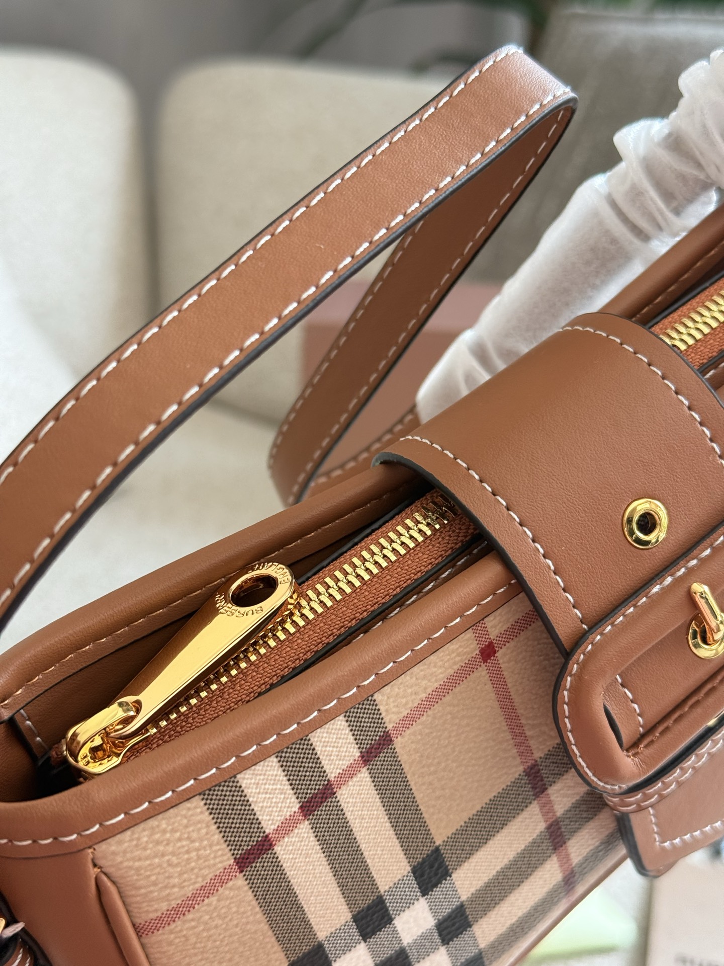 p155 你的夏日必备包款|BURBERRY 采用BURBERRY品牌典藏格纹,将复古的英伦风展现得淋漓尽致,不同的包型可以打造不同的风格体验感25cm