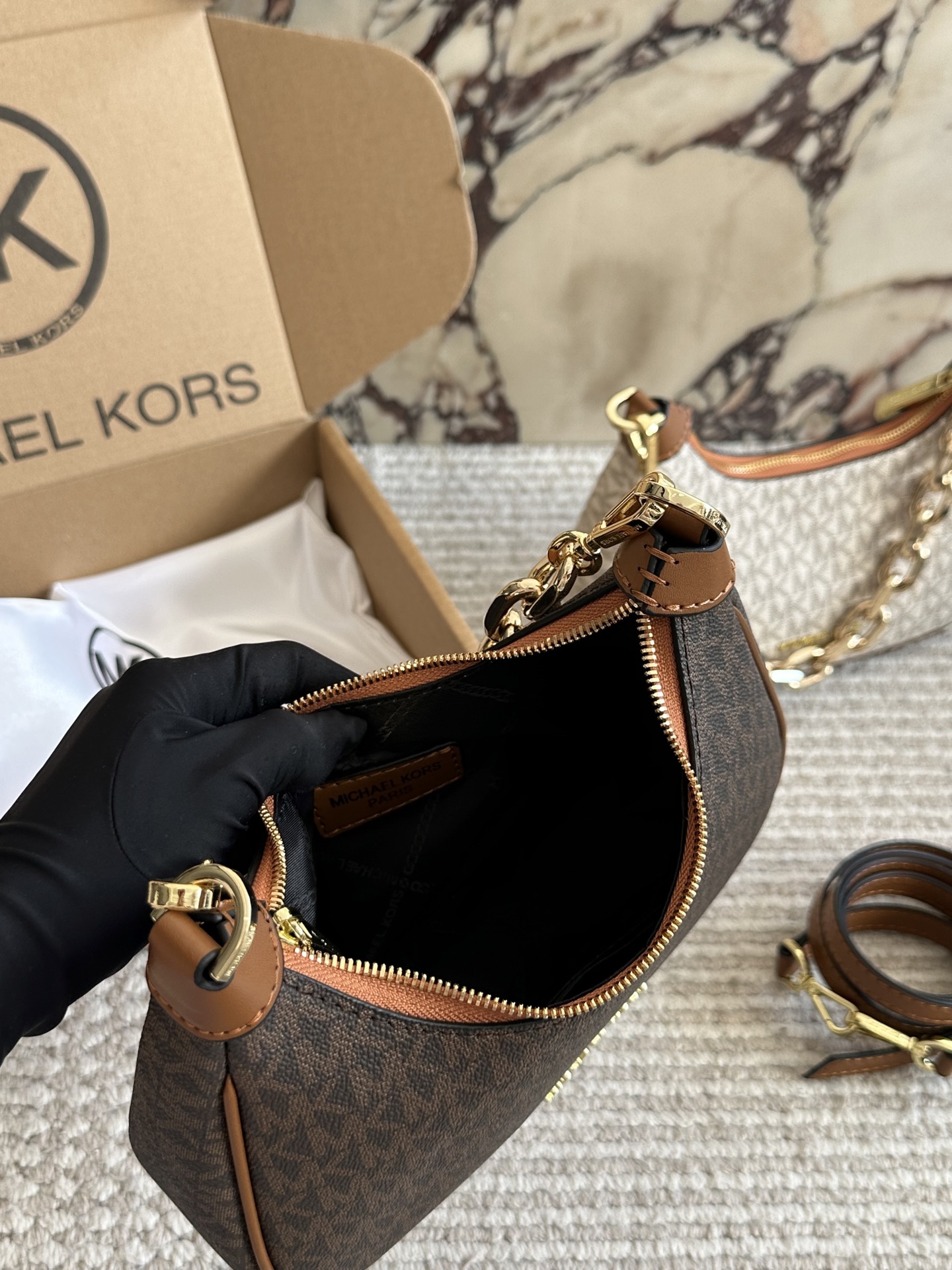 p160 MK秋冬惊艳爆款[庆祝][庆祝] cora经典老花腋下包，附带一条长肩带不仅可以腋下还可以斜挎，小巧精致，百搭通勤，精致女孩秋冬必备款～23cm 飞机盒包装