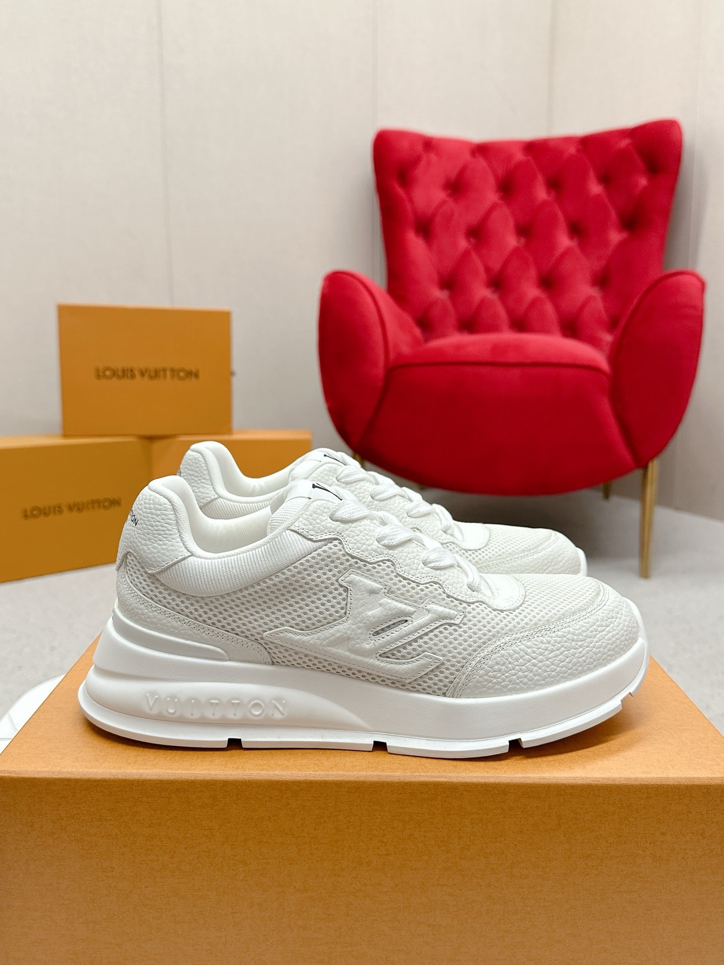 💰320 LV路易威登春夏最新款运动鞋 2025春夏新款 顶级版本‼️原版一致专柜主打最新款休闲鞋 硬货上新✨代购级别!高级感十足!国内外博主刷爆的一款,复古又时髦 增高神器 上脚美炸了!穿上满满的幸福感!官网主推款 ▪️鞋面:荔枝纹小牛皮(纹路细腻不是很粗那种)面料▪️内里:意大利进口透气纱网 ▪️大底:原版开模TPU大底▪️Size男39-44(男款45定制)