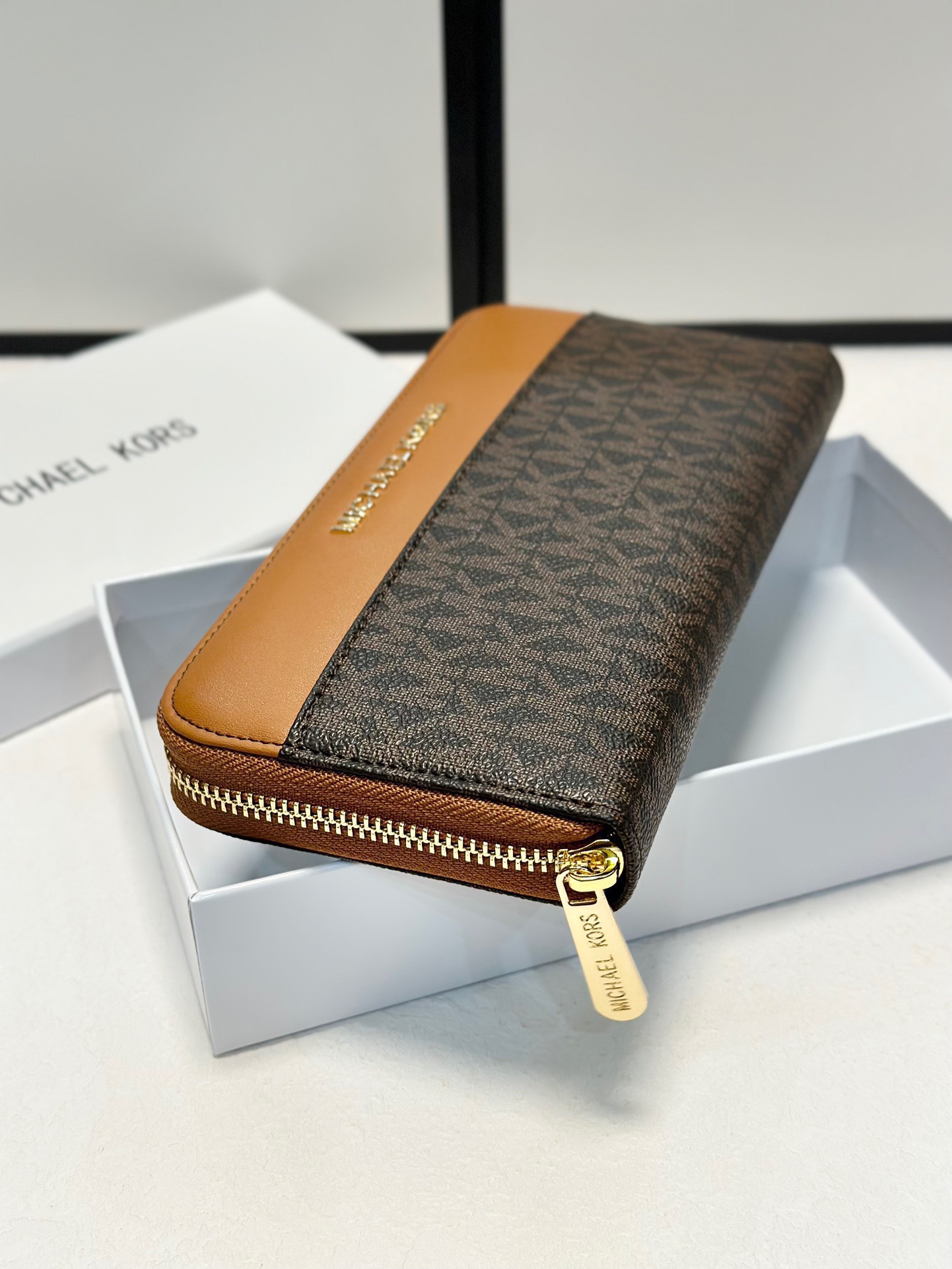 P95🎀🎀颜色 咖🎀尺寸 19x10🎀实拍MK✨优质牛皮🐂手感一流👏时尚设计💋潮版百搭,简约大方,经典永不过时💍单拉链钱包