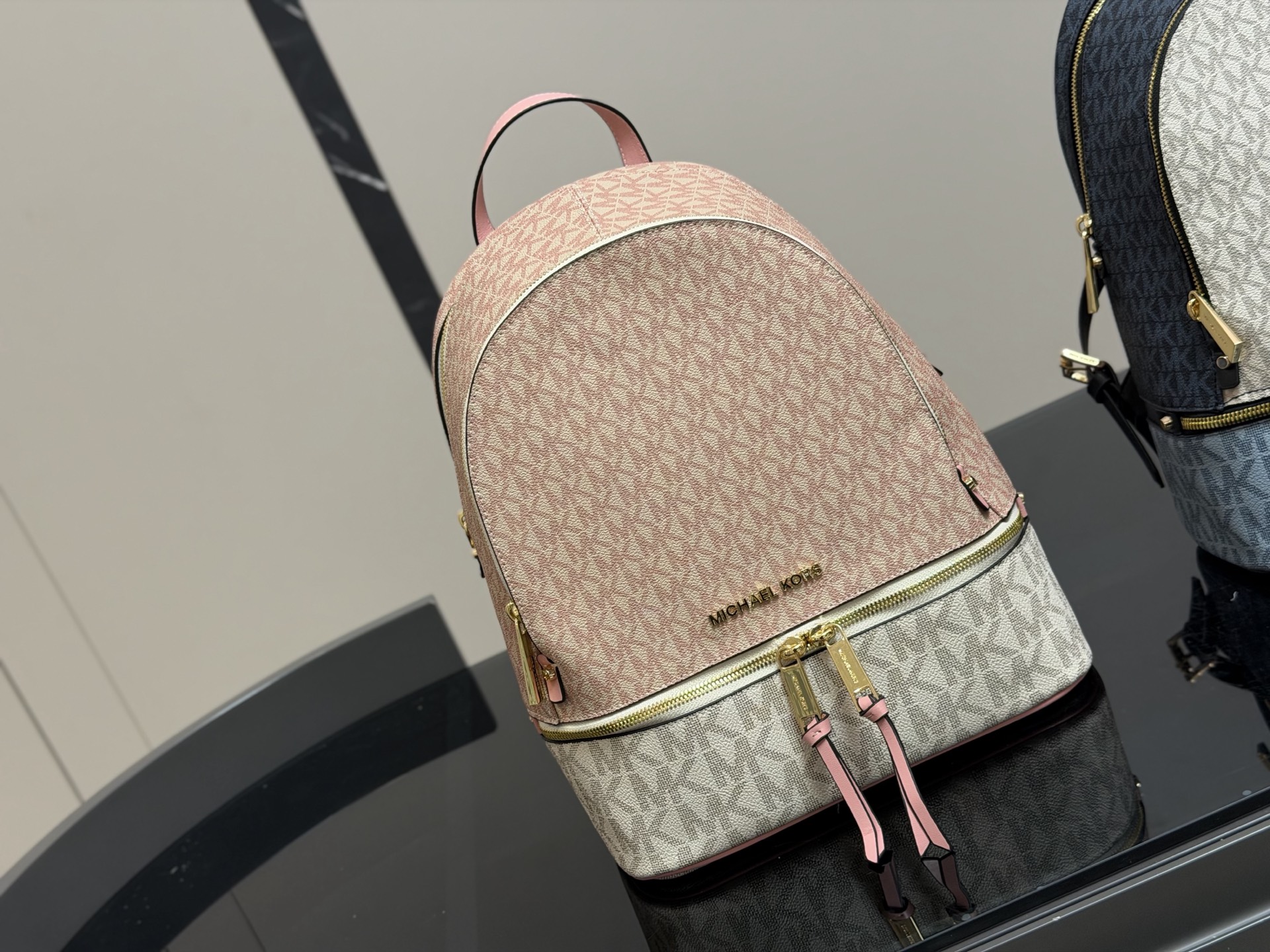 ¥190 配盒 MICHAEL KORS女包 新款RHEA ZIP拼色LOGO印花女士双肩包背包旅行拉链书包 Mk双肩算是所有同款中高端系列 Mk作为轻奢品牌原本价格就走平民路线 所以这种经典复古款式是势必要入一只的了 秋季计划出游提上日程的宝宝们 必备一款轻便容量又大的双肩哦! 简单耐用 大容量 实用性很强! 30×32cm