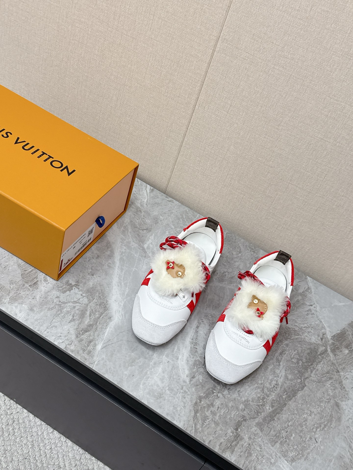 💰320 Louis Vuitton路易威登驴牌春夏Sneakerina系列 芭蕾运动鞋 德训鞋 平底鞋 原版三对购入开发完美复刻Sneakerina 芭蕾风运动鞋以丝滑绒面牛皮革塑造流畅线条 兼具芭蕾舞鞋的轻盈构型和运动鞋的舒适质感。侧面 LV 标识和Monogram 帆布后袢带丰富细节,Sacchetto 工艺和 TPU 外底升级轻柔穿着体验 底厚:1.5CM 面料: 原版定制进口头层牛皮 内里:原版定制透气网里鞋底:原版开模注塑TPU材质Size: 35-42(41 42定制)
