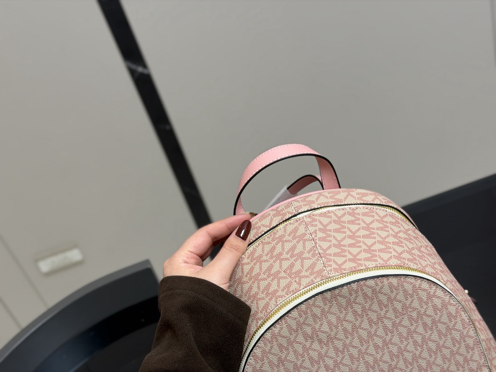 ¥190 配盒 MICHAEL KORS女包 新款RHEA ZIP拼色LOGO印花女士双肩包背包旅行拉链书包 Mk双肩算是所有同款中高端系列 Mk作为轻奢品牌原本价格就走平民路线 所以这种经典复古款式是势必要入一只的了 秋季计划出游提上日程的宝宝们 必备一款轻便容量又大的双肩哦! 简单耐用 大容量 实用性很强! 30×32cm