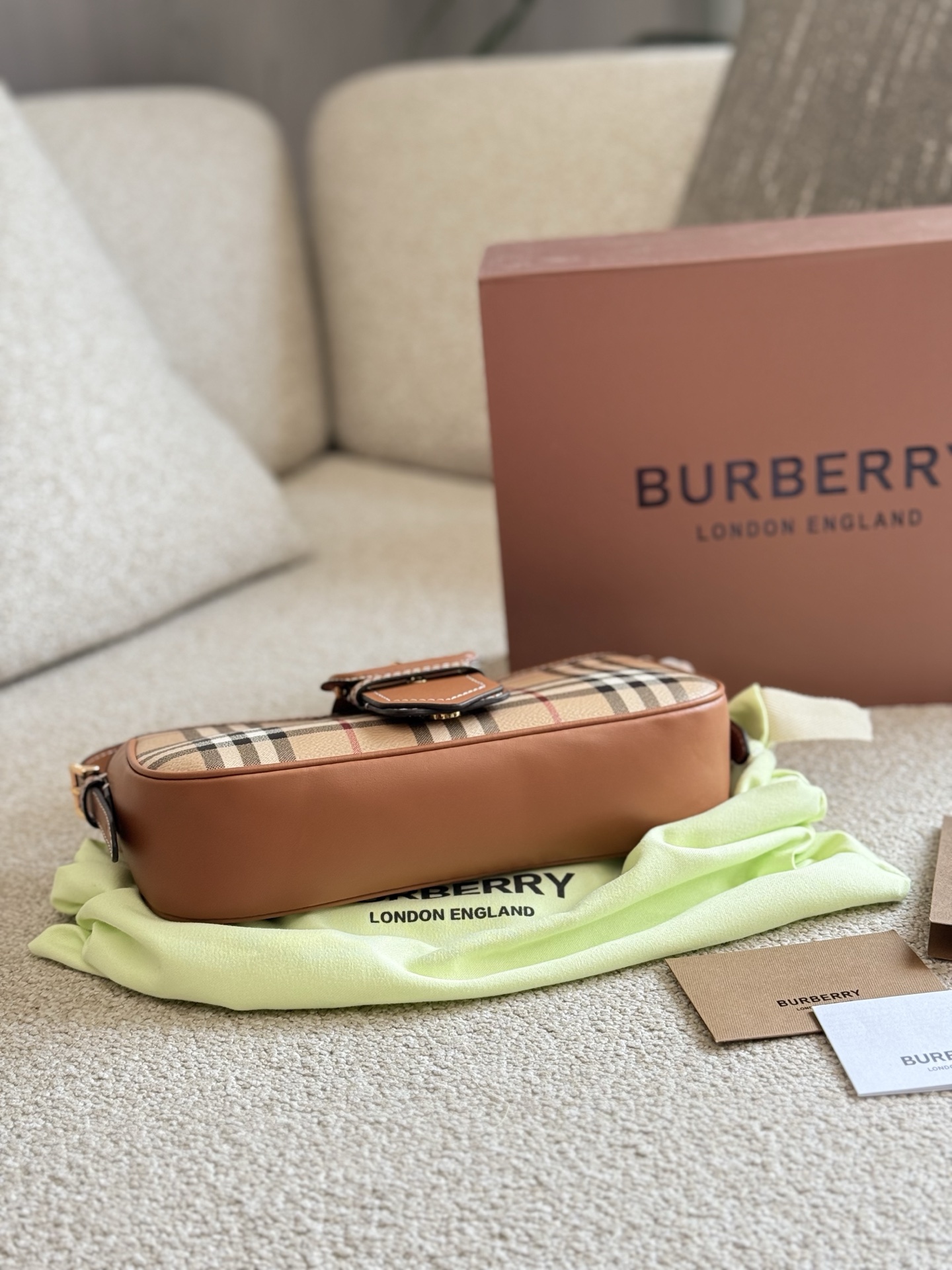 p155 你的夏日必备包款|BURBERRY 采用BURBERRY品牌典藏格纹,将复古的英伦风展现得淋漓尽致,不同的包型可以打造不同的风格体验感25cm