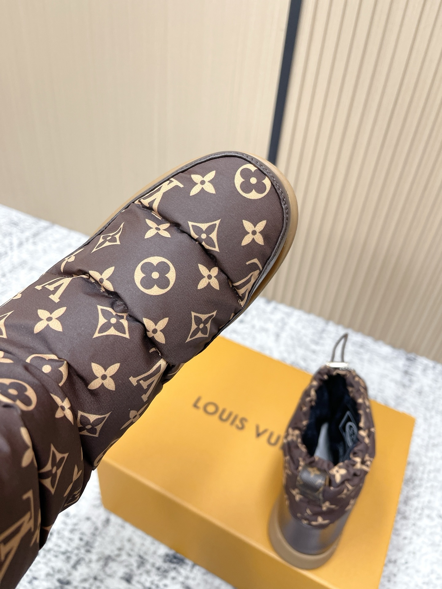 顶级版本：💰320 LV 路易威登 L家 驴牌 老花 厚底 羽绒 雪地靴 本款 LV Cloud 系带高帮运动鞋以舒适羊毛皮及经典 Monogram 帆布构筑舒暖瞩目构型，为 LV Ski 系列再添潮流一员，可在雪道运动与城市街头间无缝切换。交叉鞋带点缀亮泽孔眼，橡胶外底抒写路易威登标识 ▪️ 面料：原版定制进口防水布 ▪️ 内里：原版进口保暖BK布里 ▪️ 鞋底：原版开模防滑橡胶大底 ▪️ 底厚：3CM ▪️ Size: 35-39（40定做）