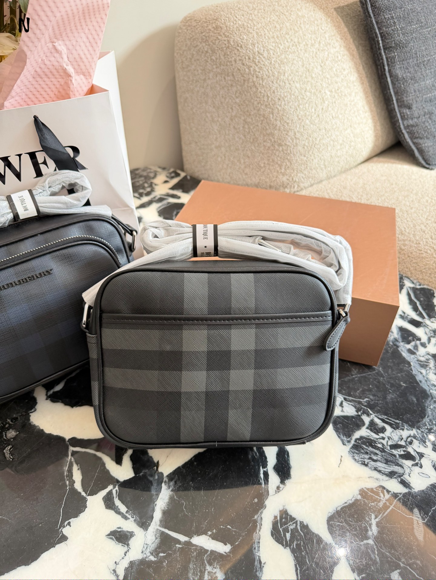 Burberry格纹相机包p190 品Burberry格纹相机包,经典深桦木棕+黑色皮革,英伦风满满!尺寸约20×17肩带可调节,单肩斜挎都OK,日常通勤或休闲出街都很适合t+。内部空间合理,手机钱包轻松收纳,实用又时髦。格纹设计辨识度超高,低调又有质感,是男士穿搭加分项,四季都能用,送礼也很有品味节。