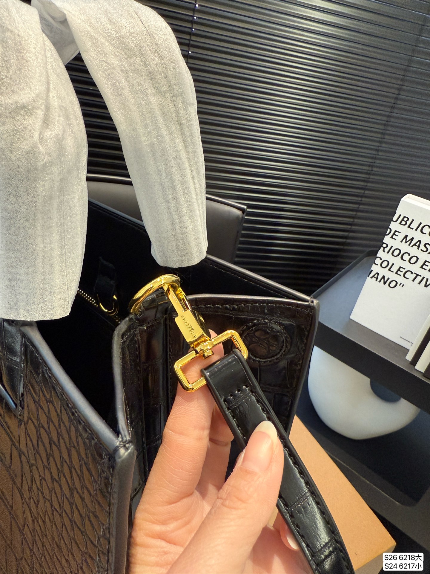 大号P180 小号P170 配折叠盒子巴宝莉Burberry |托特包 新款托特包包啊! 侧面吸口模式 手提的同时 蒂一根长肩带可以斜挎和单肩! 快来买呀 尺寸:大号33 24 小号27 21 货号大6218 小6217