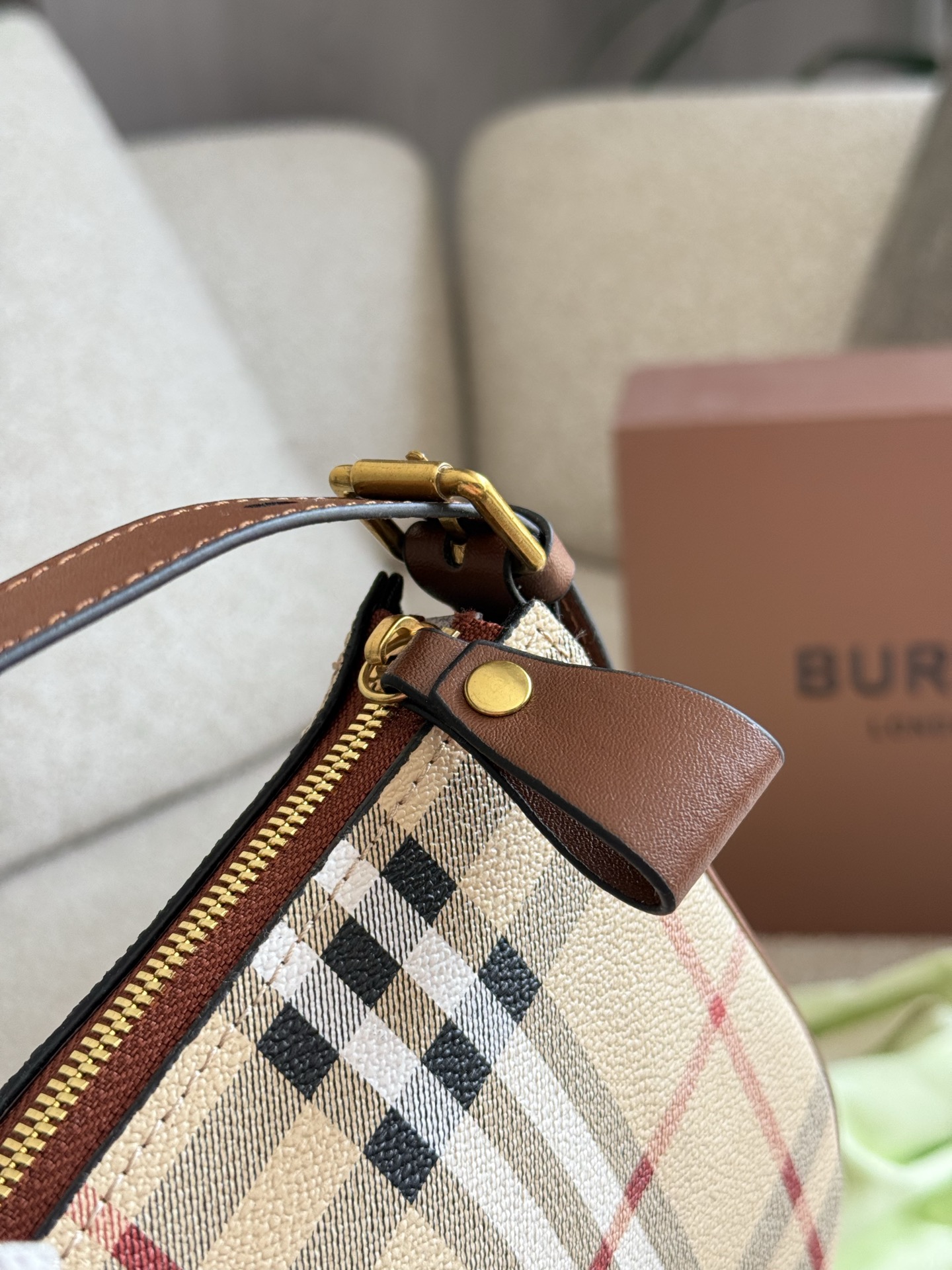 p100 burberry|舍 不得扒出来的宝藏包包新入的burberry麻将包~ 老花麻将包很实用皮质柔软!日日非常的百搭复古高级感 背出去逛街被问了好多次o把这个宝藏包包分享给姐妹们~记得捂紧自己的口袋9哟