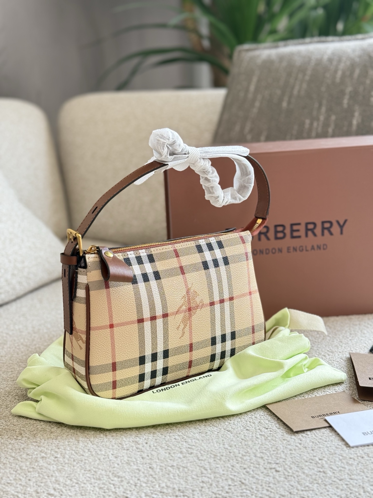 p100 burberry|舍 不得扒出来的宝藏包包新入的burberry麻将包~ 老花麻将包很实用皮质柔软!日日非常的百搭复古高级感 背出去逛街被问了好多次o把这个宝藏包包分享给姐妹们~记得捂紧自己的口袋9哟