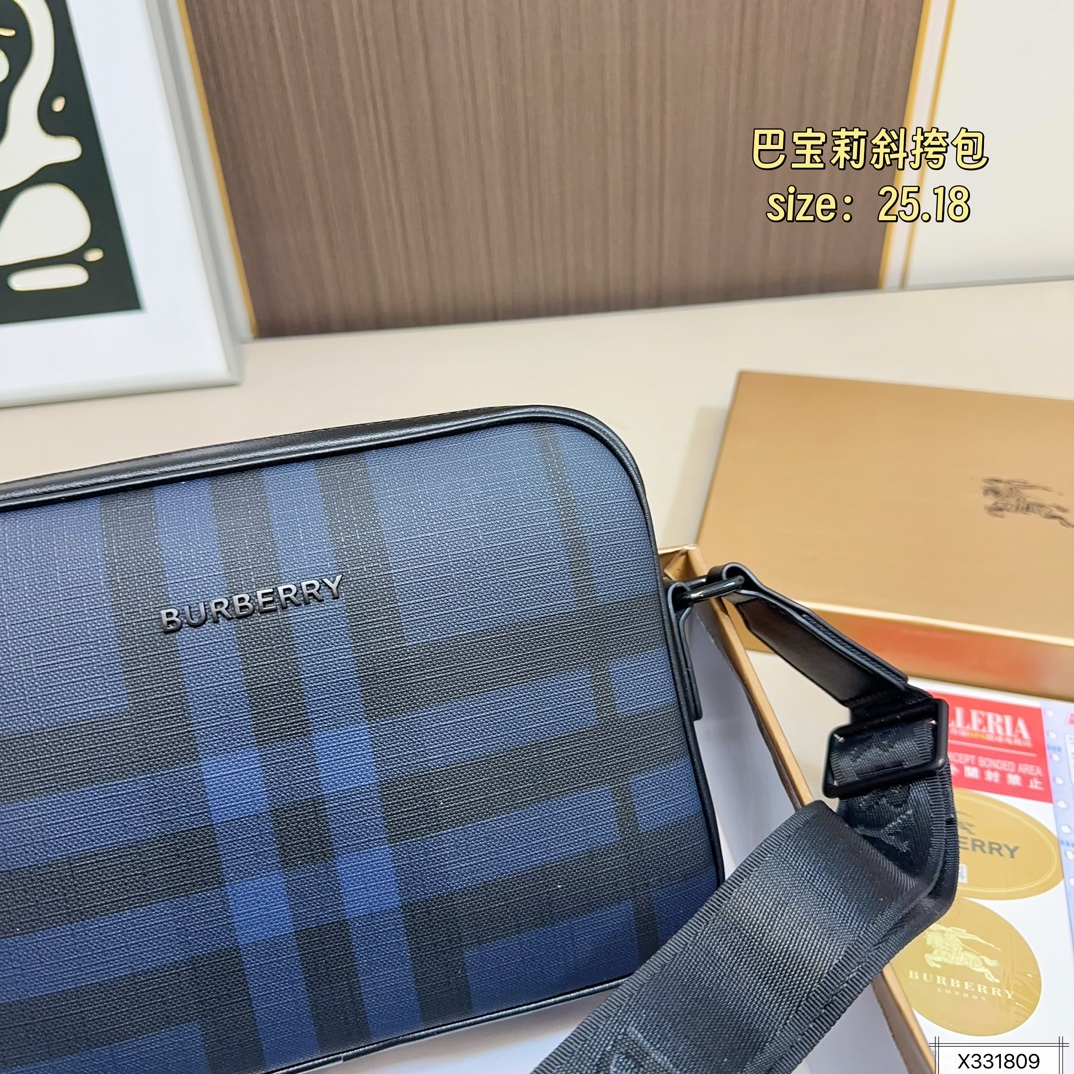 💰125 配盒 尺寸25.18 巴宝莉新款邮差包/斜跨包😄爆款🆕单品,皮质柔软 手感超赞 高端五金拉链头 做工细节精致 休闲低调实用,高品质 !