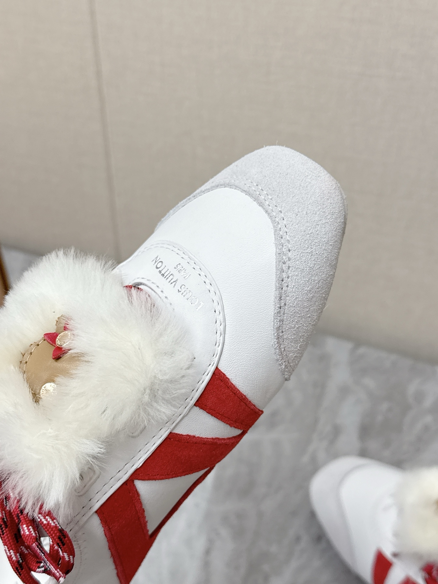 💰320 Louis Vuitton路易威登驴牌春夏Sneakerina系列 芭蕾运动鞋 德训鞋 平底鞋 原版三对购入开发完美复刻Sneakerina 芭蕾风运动鞋以丝滑绒面牛皮革塑造流畅线条 兼具芭蕾舞鞋的轻盈构型和运动鞋的舒适质感。侧面 LV 标识和Monogram 帆布后袢带丰富细节,Sacchetto 工艺和 TPU 外底升级轻柔穿着体验 底厚:1.5CM 面料: 原版定制进口头层牛皮 内里:原版定制透气网里鞋底:原版开模注塑TPU材质Size: 35-42(41 42定制)