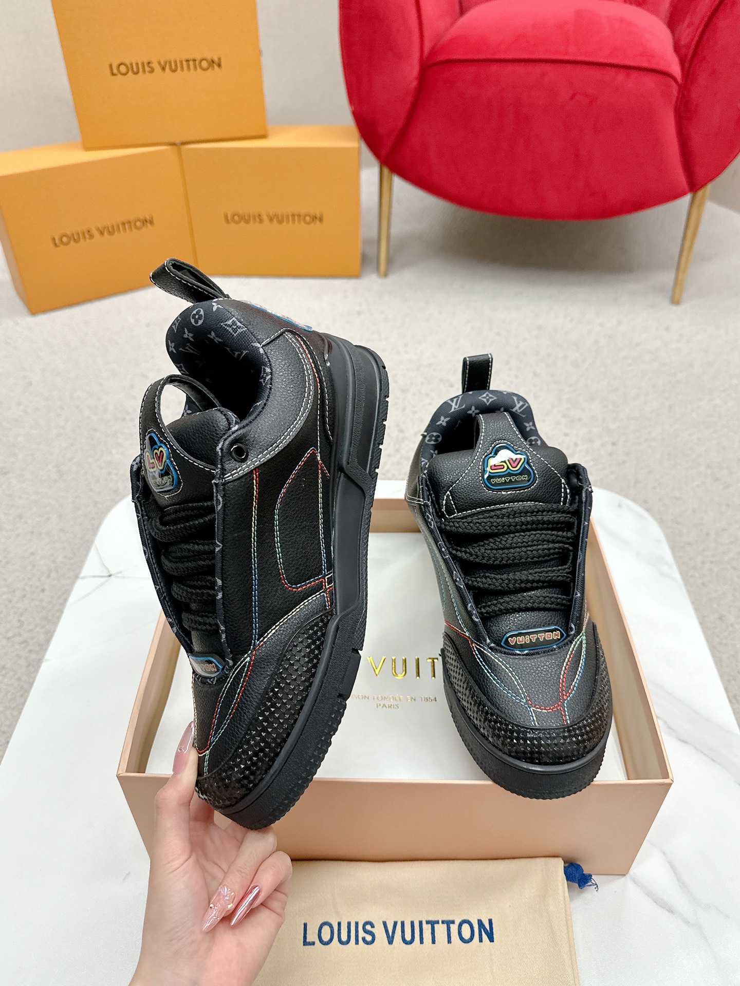 🅿️ 💰 360 Louis Vuiton&middot;路易威登🍀 🍀 LV Skate系列面包鞋-滑板鞋-篮球鞋-休闲运动鞋 顶级版本🔝原版购入开发做货👍🏻[烟花]LV Skate从2020年开始延续The View专业滑板鞋款，这种风格延续了90年代肥大的版型。设计师们添加了俏皮的元素，例如开放式网面鞋舌和向Axion、es和DC致敬的夸张鞋带。这款LVSK8运动鞋不同于典型的滑板鞋，它采用牛巴革制成，带有TPU饰边和Monogram纹理。最后，还有鞋跟和鞋舌上的logo以及侧面花卉图案。 ☑️ 面料:原版定制头层牛皮+透气网面 ☑️ 内里:原版进口透气网里 ☑️ 码数:女35-40 男39-44（女41男45.46订制 不退换）