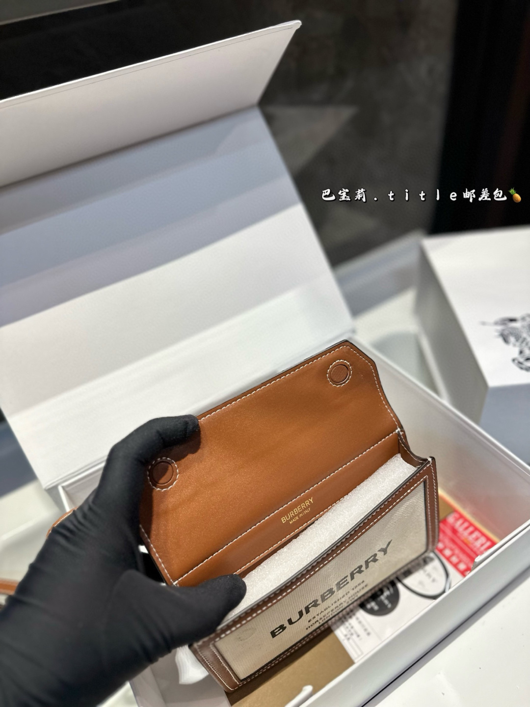 ❤️p145（礼盒包装）❤️ Burberry 巴宝莉 Title单肩斜挎mini邮差包巴宝莉最爆的邮差包 没有之一意大利产 店铺在售款 不好买最经典的配色尺寸约为：19*15