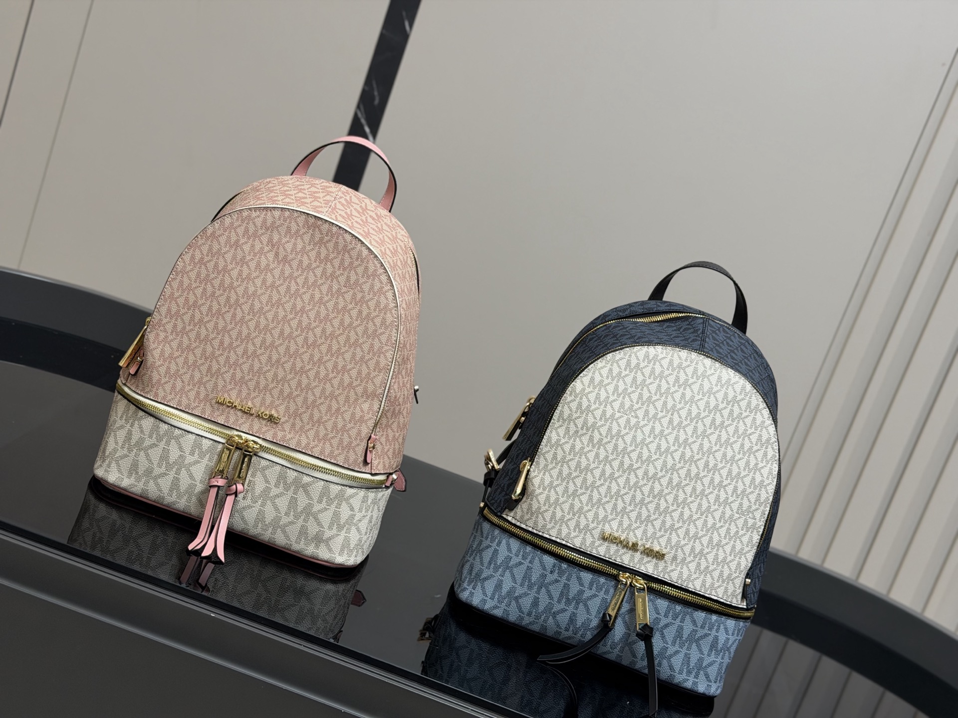 ¥190 配盒 MICHAEL KORS女包 新款RHEA ZIP拼色LOGO印花女士双肩包背包旅行拉链书包 Mk双肩算是所有同款中高端系列 Mk作为轻奢品牌原本价格就走平民路线 所以这种经典复古款式是势必要入一只的了 秋季计划出游提上日程的宝宝们 必备一款轻便容量又大的双肩哦! 简单耐用 大容量 实用性很强! 30×32cm