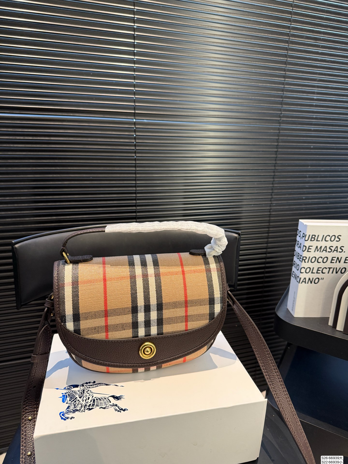 大号P180 小号P160 配折叠盒 当经典格纹，邂逅浓郁秋色 高级感秋日公式，Burberry就够了 尺寸大号24 17 小号19.5 12 货号66939