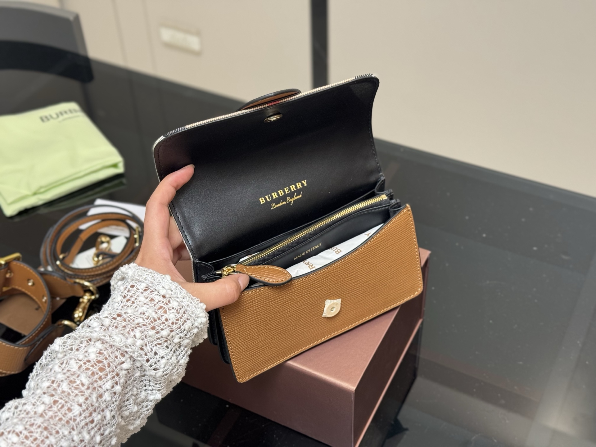 &yen;170 配盒 尺寸：19.5*10*8cm 💜BURBERRY💯 巴宝莉 原单货 搭配双肩带 ⚠️一宽一细 臻选考究的马勒牛皮配原厂帆布精制而成 超级讲究哦！！！