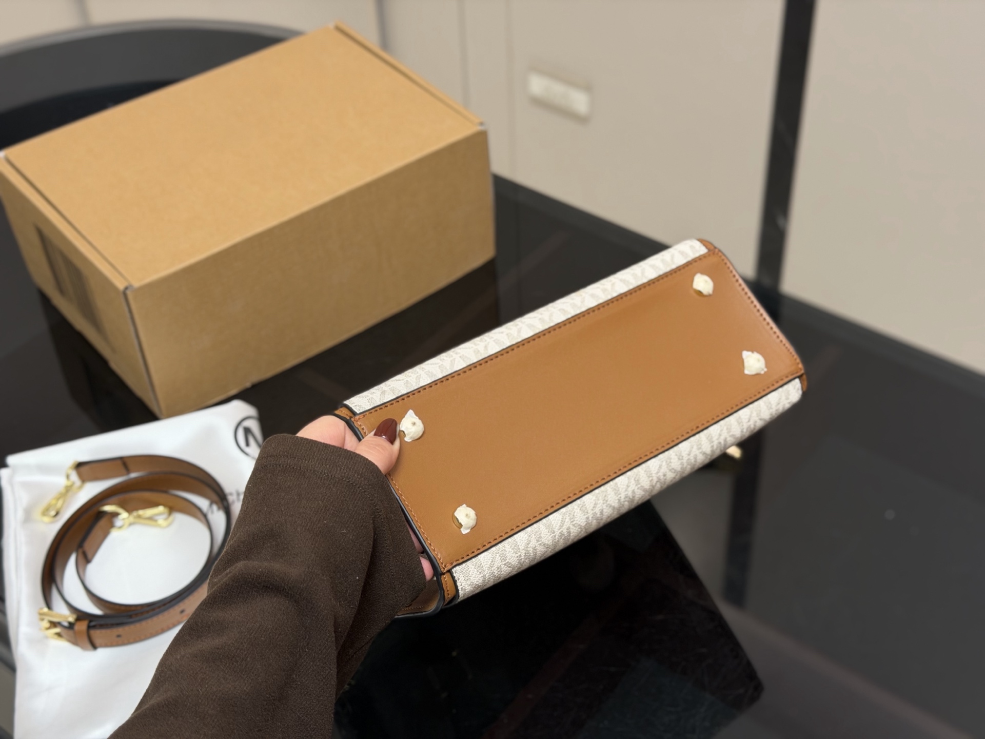 &yen;170 配盒 size：26*20cm mk 新品 你会发现它越看越好看！ 实用型 容量大